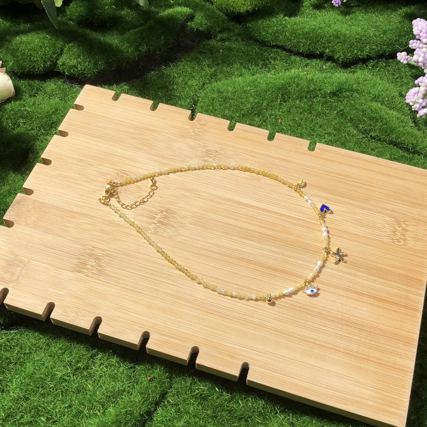 Eine handgefertigte Halskette aus natürlichem Citrin und Süßwasserperlen mit einem Anhänger aus 14-karätig vergoldetem Kupfer.