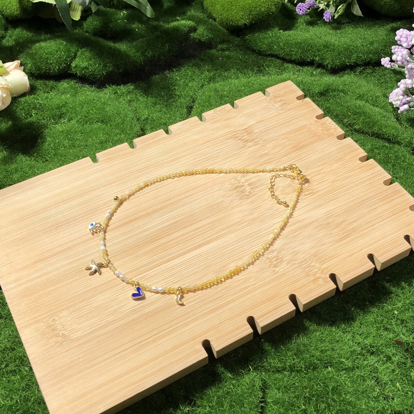 Eine handgefertigte Halskette aus natürlichem Citrin und Süßwasserperlen mit einem Anhänger aus 14-karätig vergoldetem Kupfer.