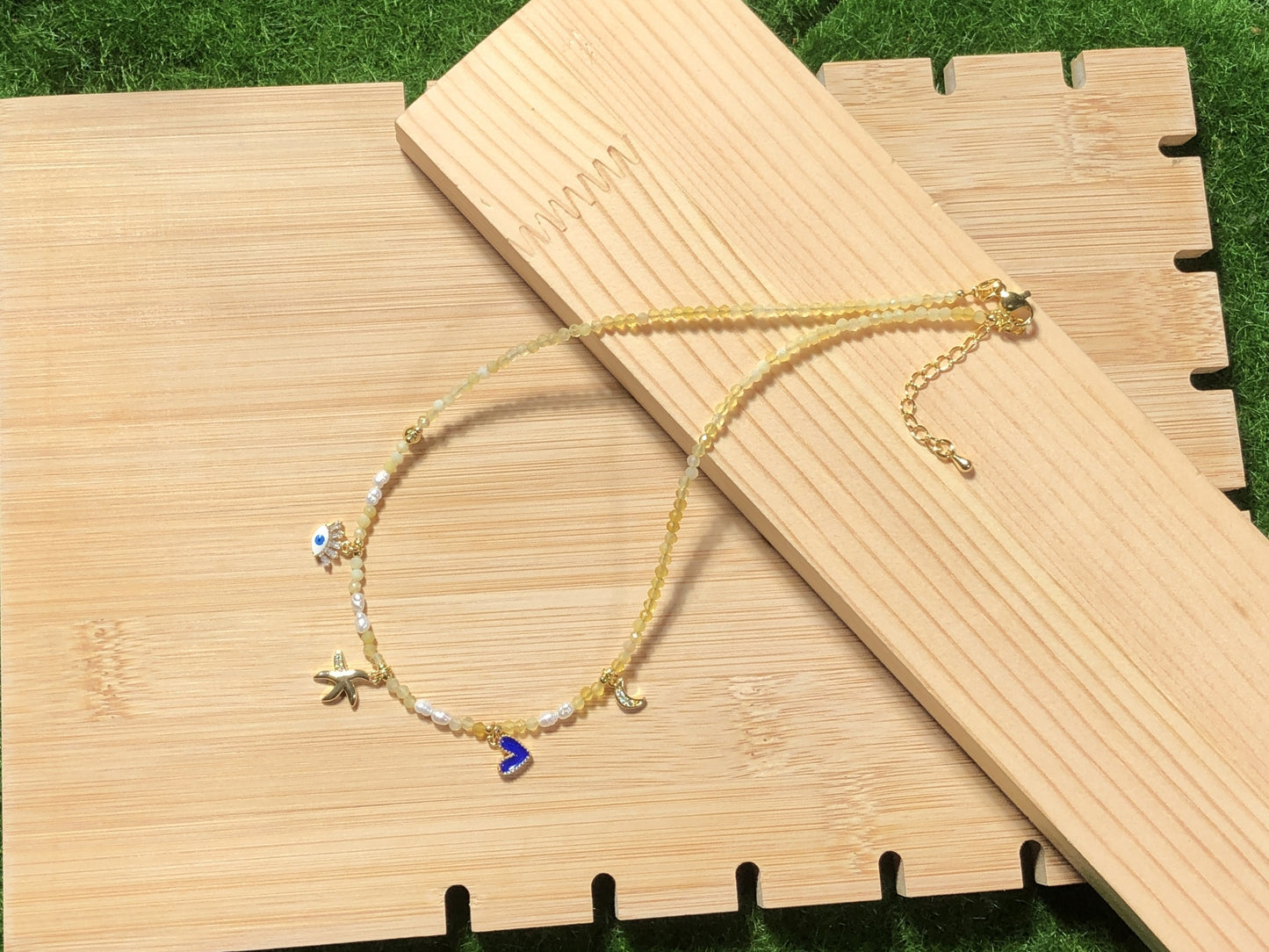 Eine handgefertigte Halskette aus natürlichem Citrin und Süßwasserperlen mit einem Anhänger aus 14-karätig vergoldetem Kupfer.