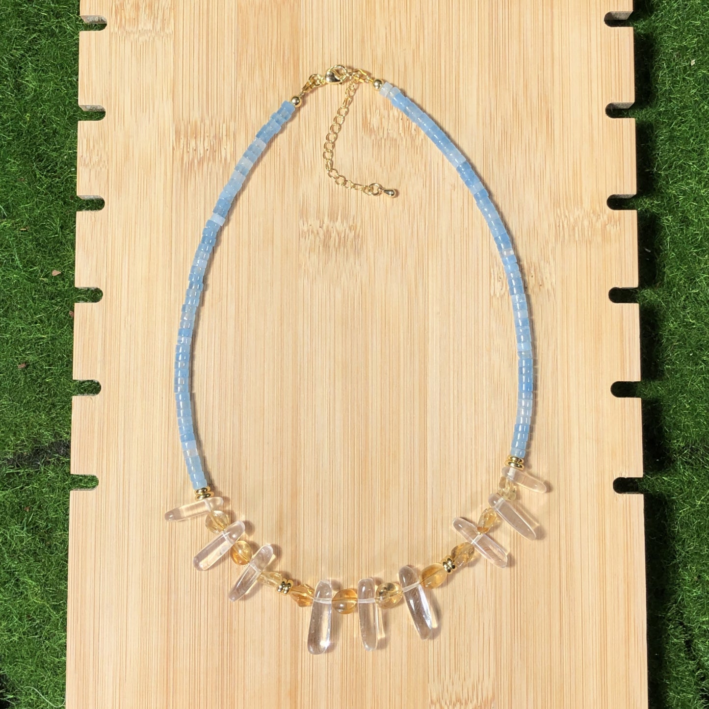 Halskette aus natürlichem Chalcedonkristall, Messing, 14-karätig vergoldet, handgefertigt.