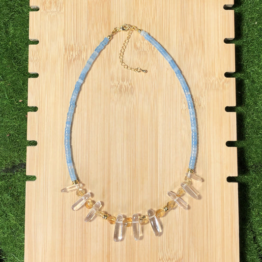 Halskette aus natürlichem Chalcedonkristall, Messing, 14-karätig vergoldet, handgefertigt.