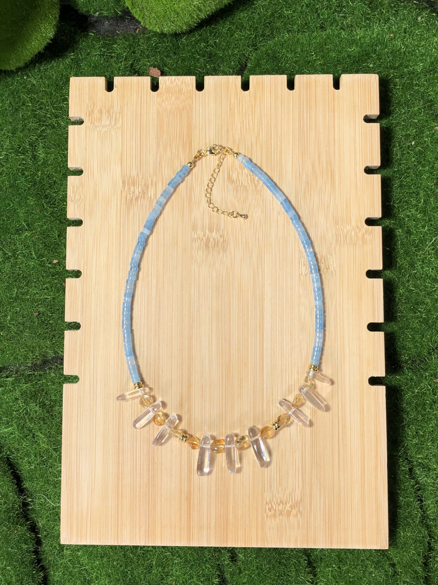 Halskette aus natürlichem Chalcedonkristall, Messing, 14-karätig vergoldet, handgefertigt.