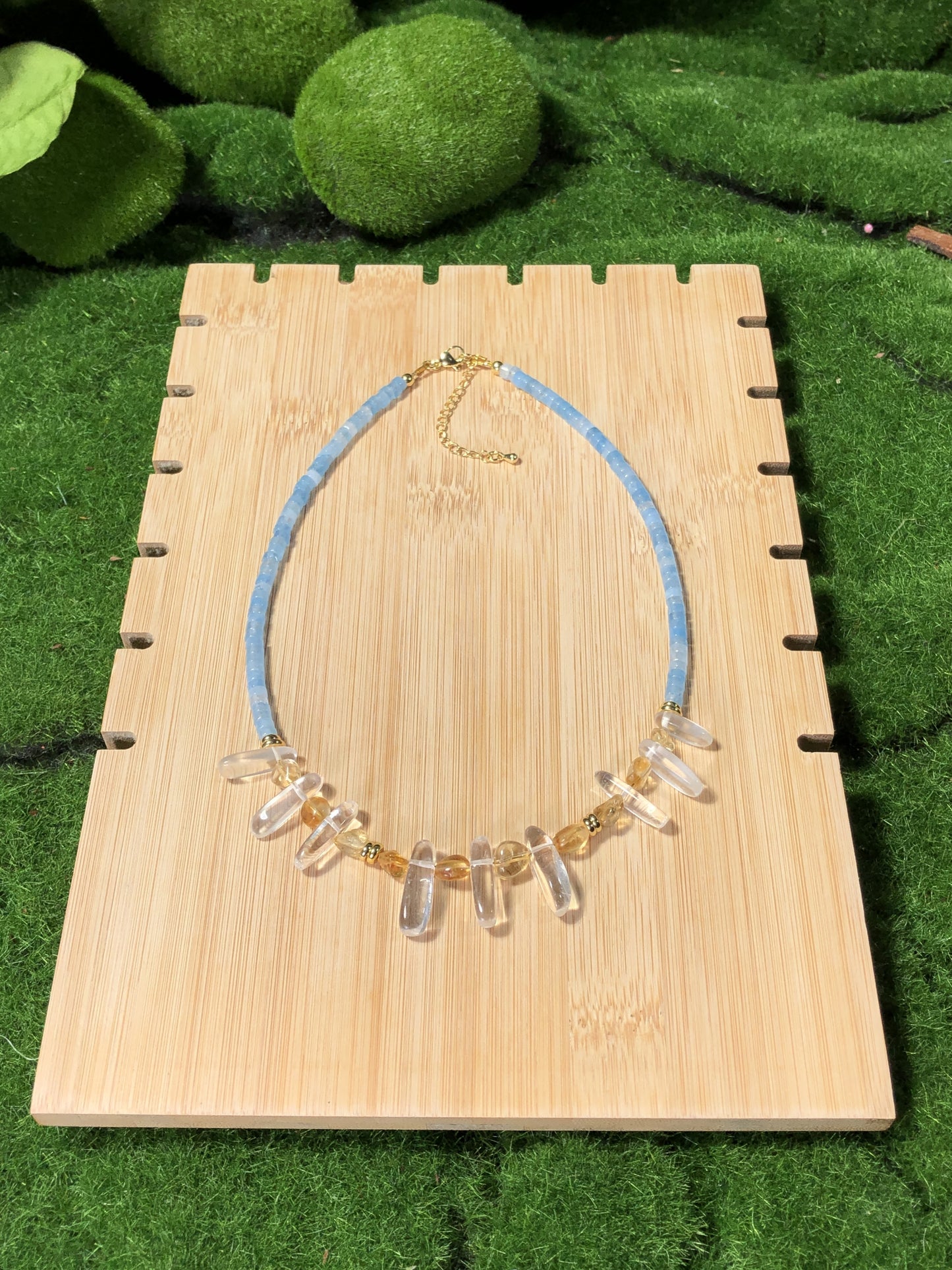 Halskette aus natürlichem Chalcedonkristall, Messing, 14-karätig vergoldet, handgefertigt.