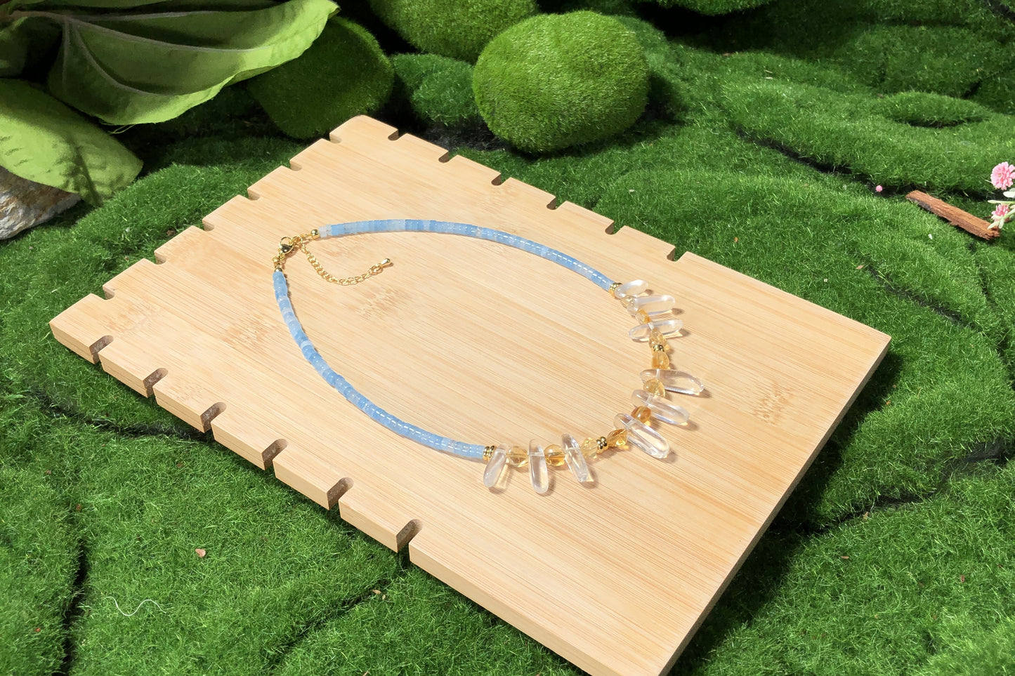 Halskette aus natürlichem Chalcedonkristall, Messing, 14-karätig vergoldet, handgefertigt.