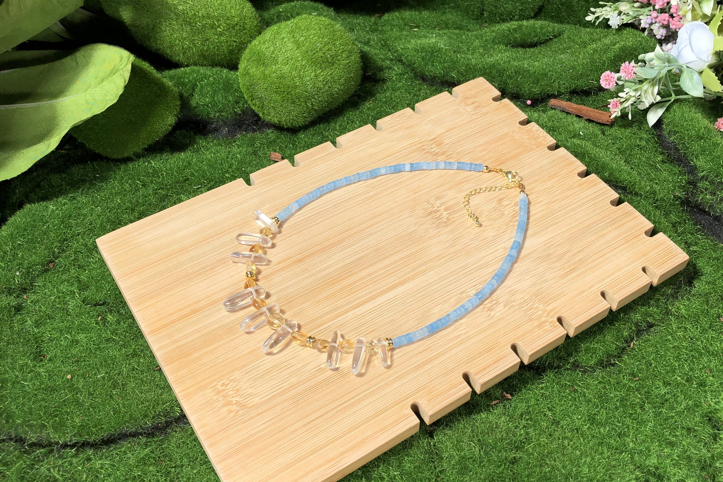 Halskette aus natürlichem Chalcedonkristall, Messing, 14-karätig vergoldet, handgefertigt.