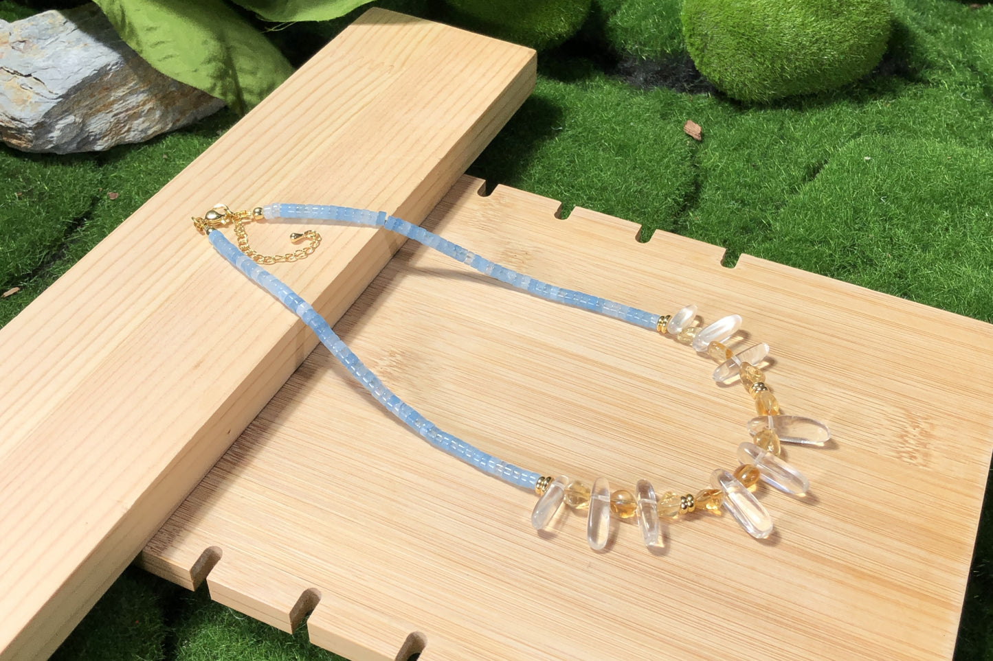 Halskette aus natürlichem Chalcedonkristall, Messing, 14-karätig vergoldet, handgefertigt.