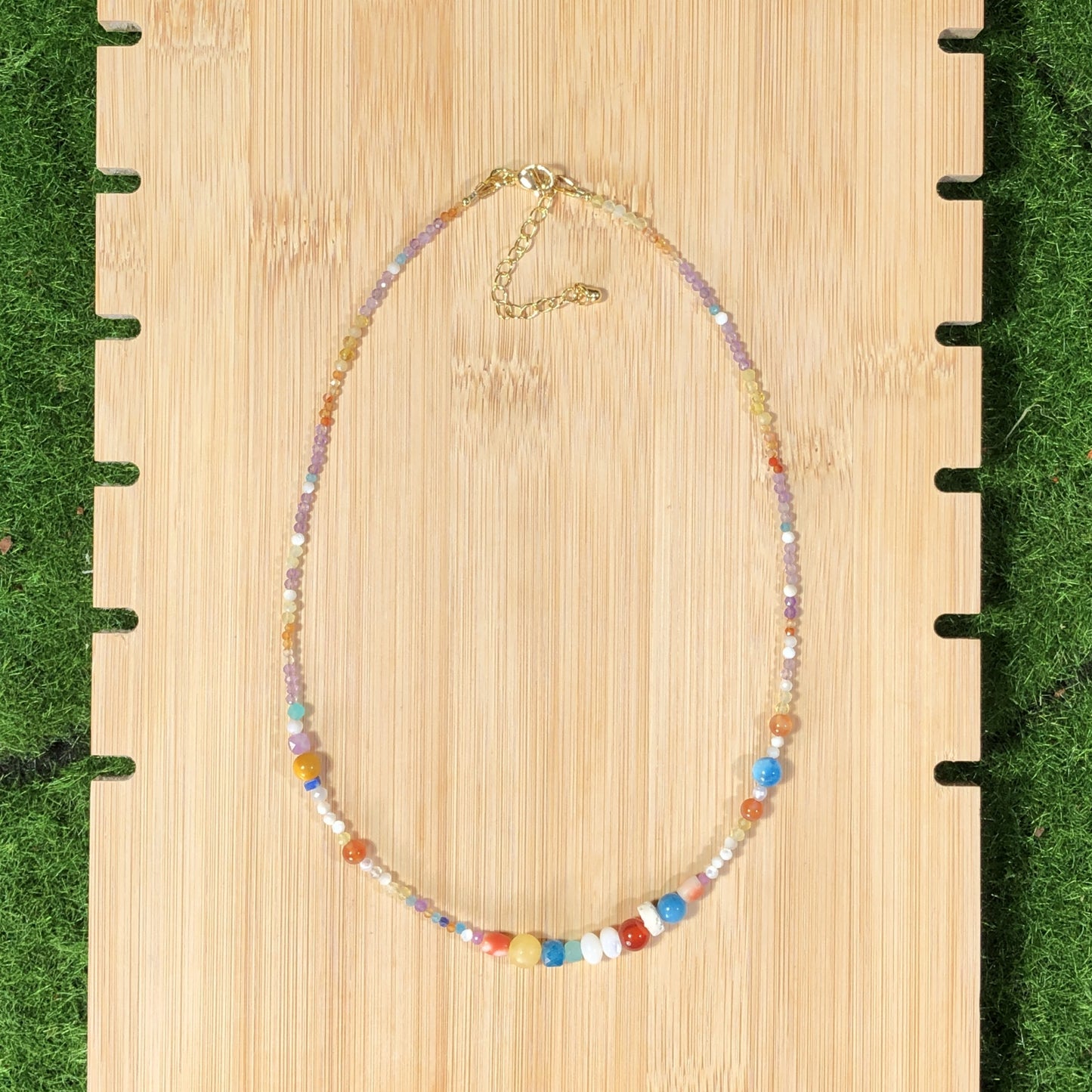 Eine handgefertigte Halskette mit Kristall, Achat und anderen farbigen Edelsteinen.