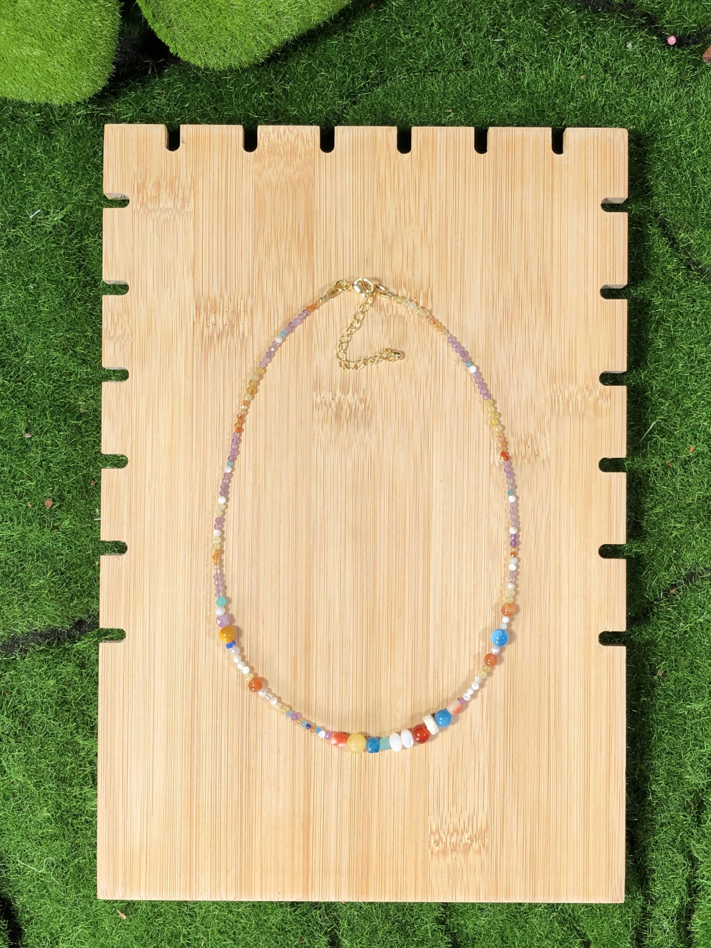 Eine handgefertigte Halskette mit Kristall, Achat und anderen farbigen Edelsteinen.