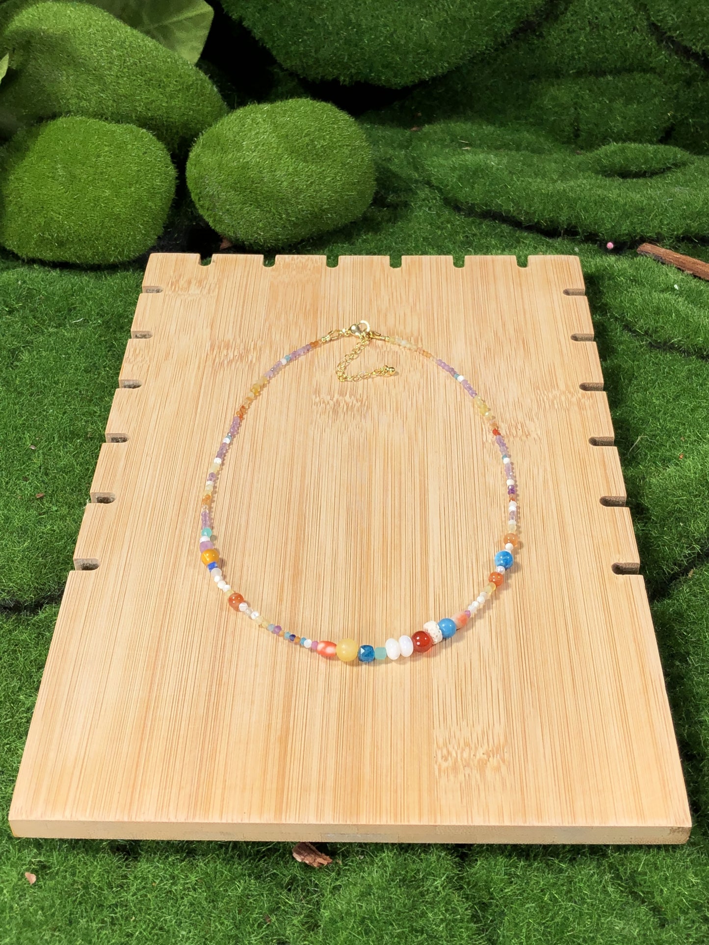 Eine handgefertigte Halskette mit Kristall, Achat und anderen farbigen Edelsteinen.