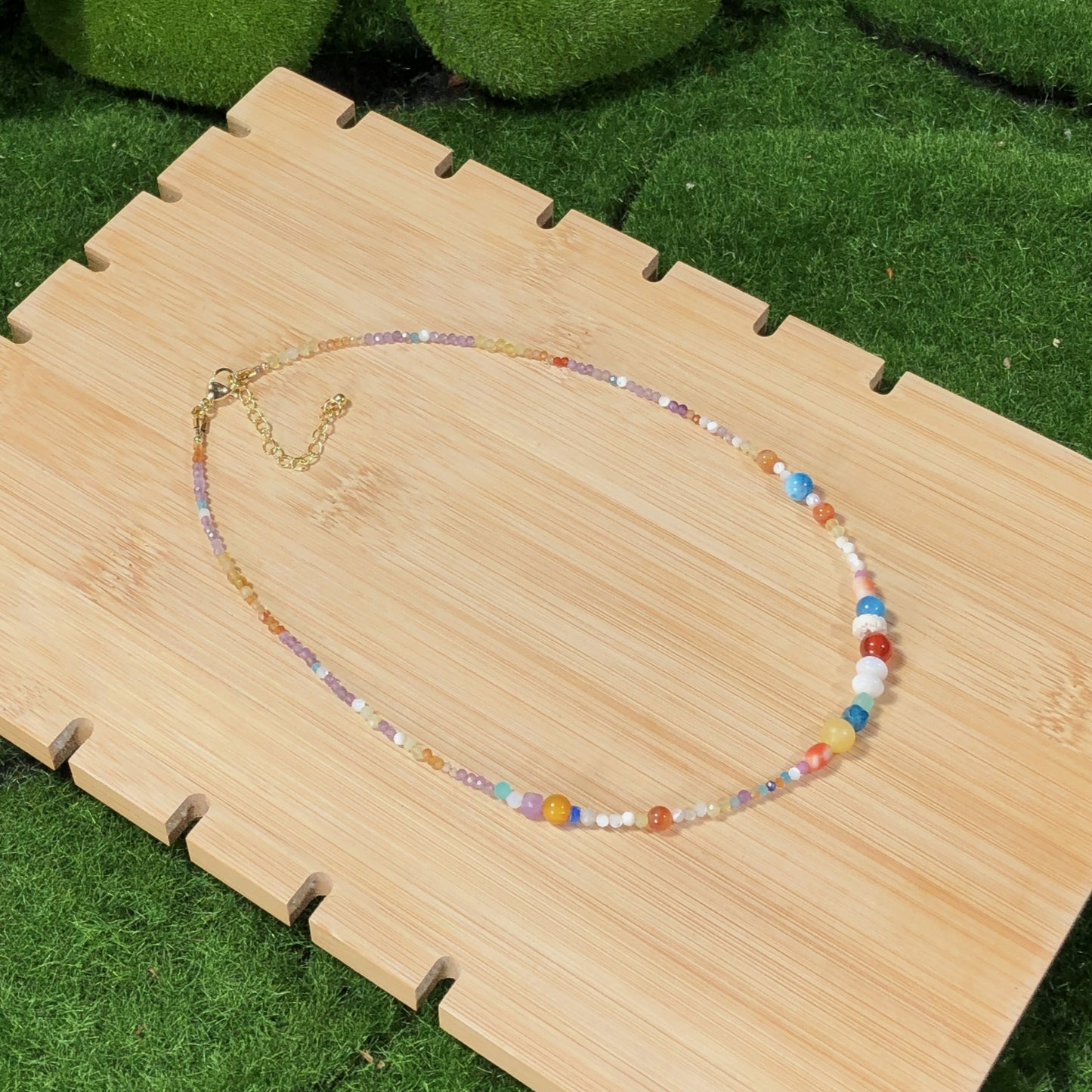 Eine handgefertigte Halskette mit Kristall, Achat und anderen farbigen Edelsteinen.