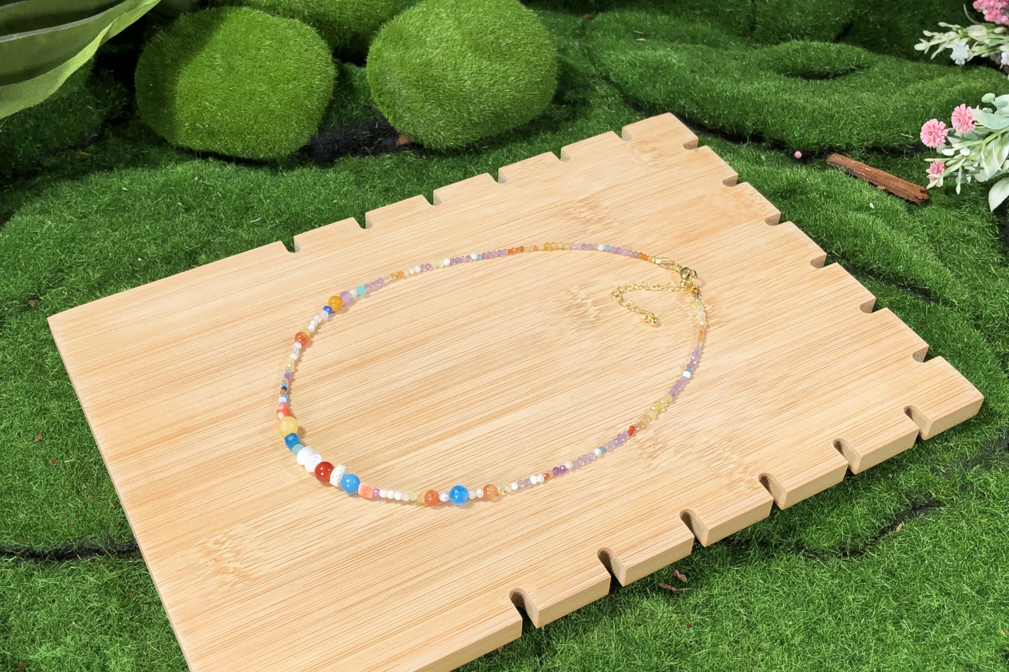 Eine handgefertigte Halskette mit Kristall, Achat und anderen farbigen Edelsteinen.