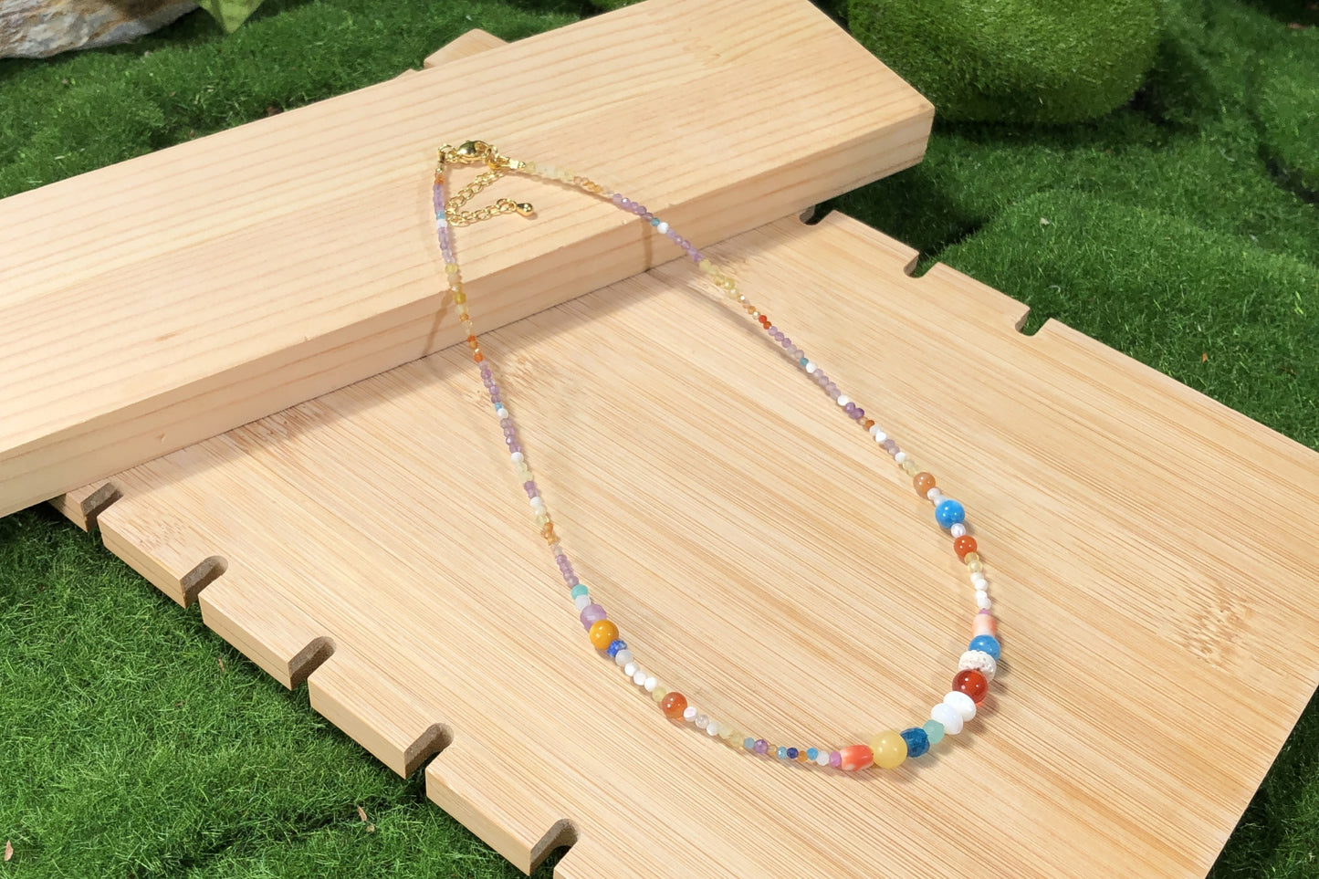 Eine handgefertigte Halskette mit Kristall, Achat und anderen farbigen Edelsteinen.