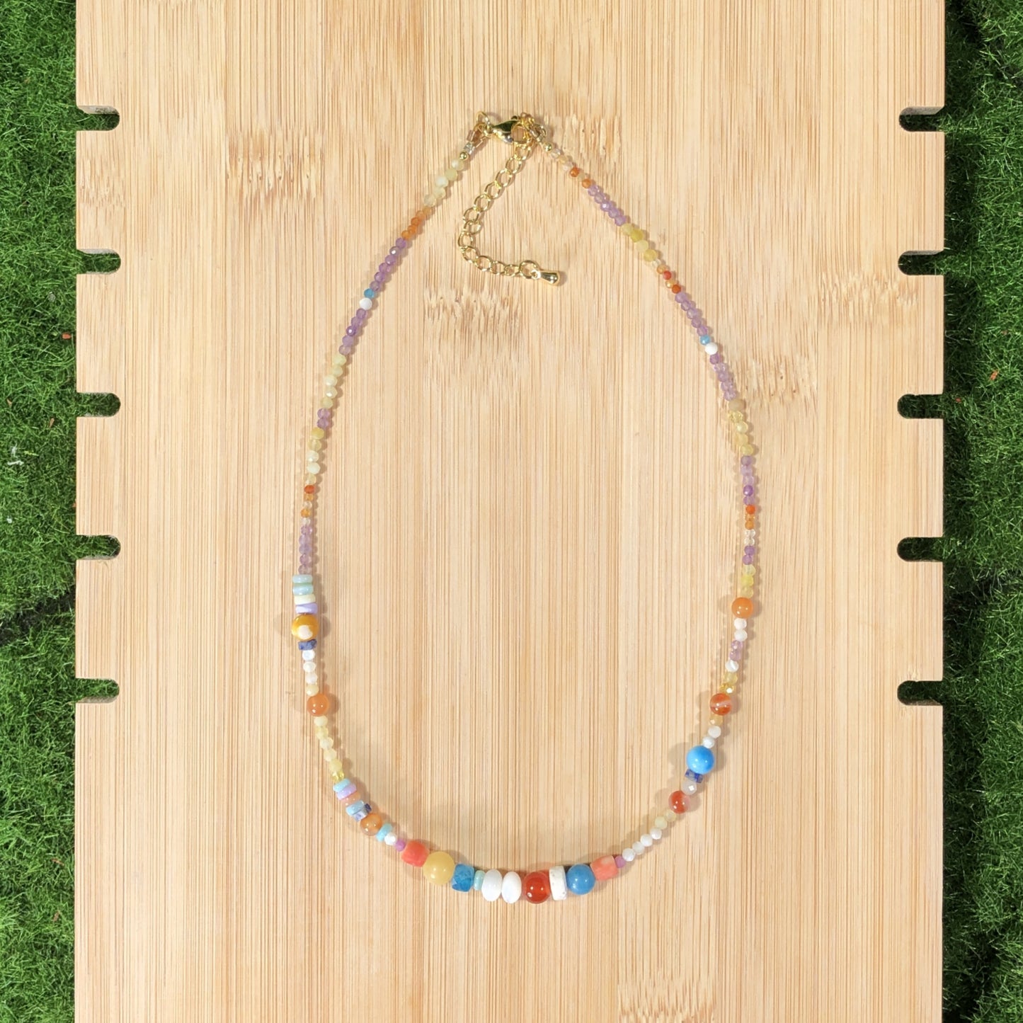 Eine handgefertigte Halskette mit Kristall, Achat und anderen farbigen Edelsteinen.