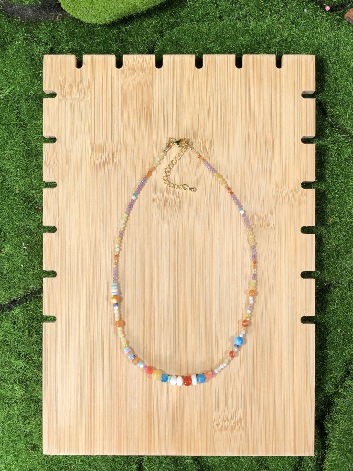 Eine handgefertigte Halskette mit Kristall, Achat und anderen farbigen Edelsteinen.