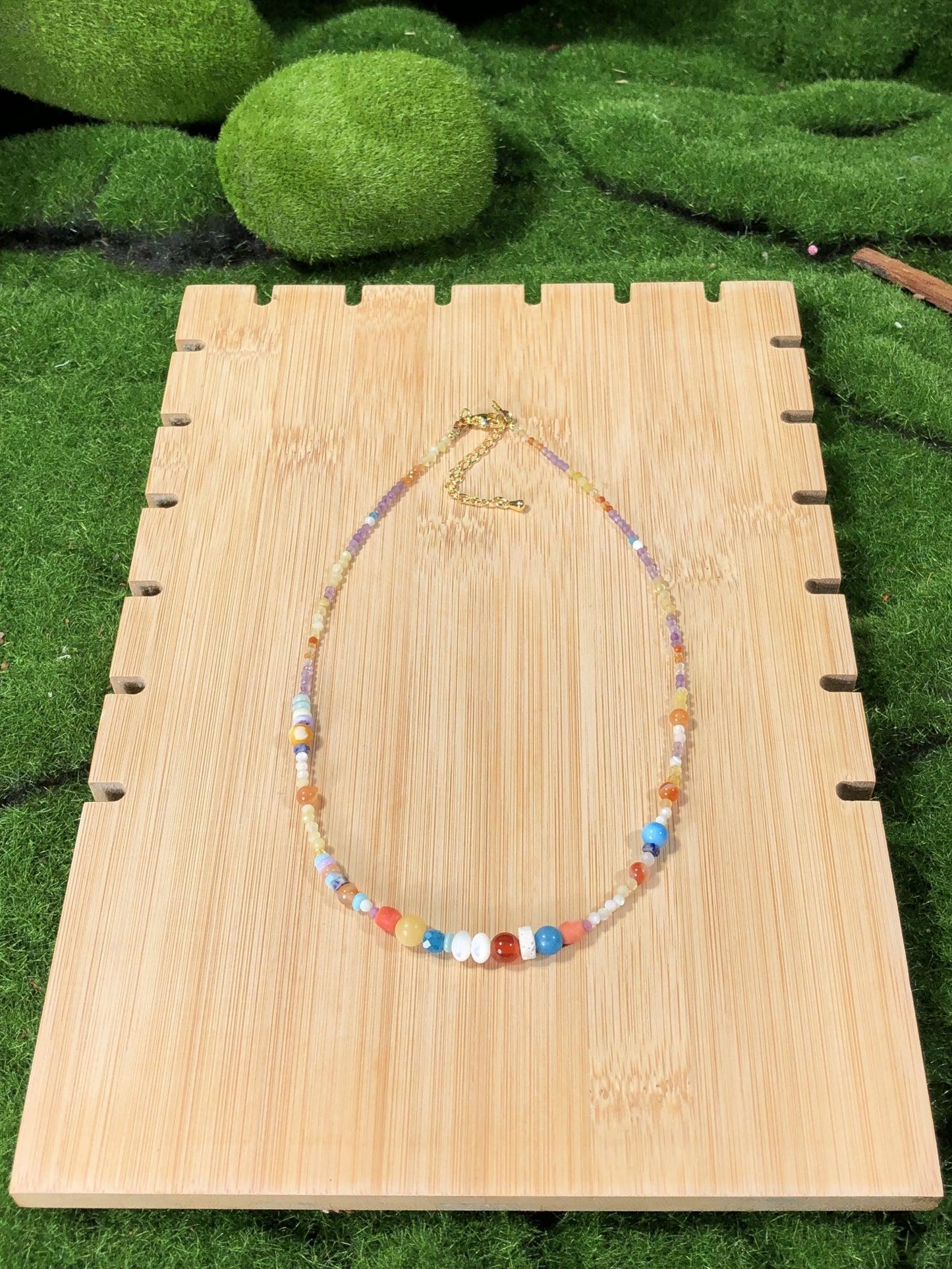 Eine handgefertigte Halskette mit Kristall, Achat und anderen farbigen Edelsteinen.