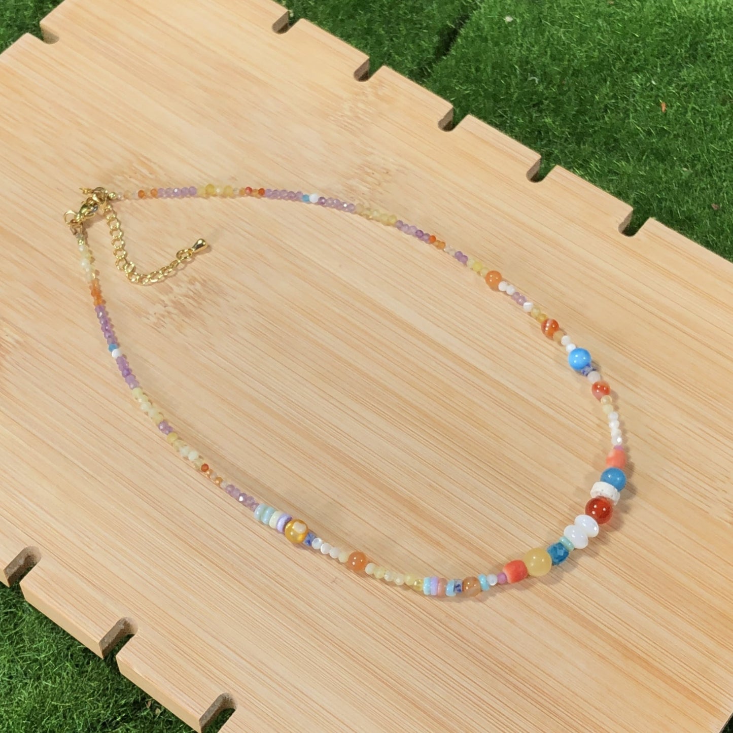 Eine handgefertigte Halskette mit Kristall, Achat und anderen farbigen Edelsteinen.