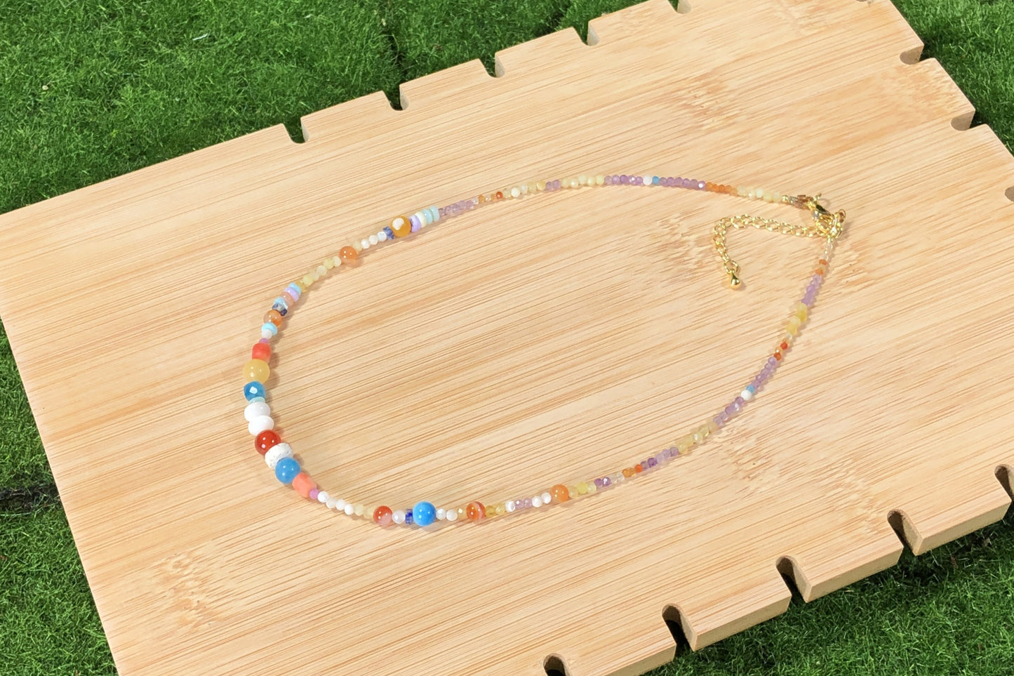 Eine handgefertigte Halskette mit Kristall, Achat und anderen farbigen Edelsteinen.