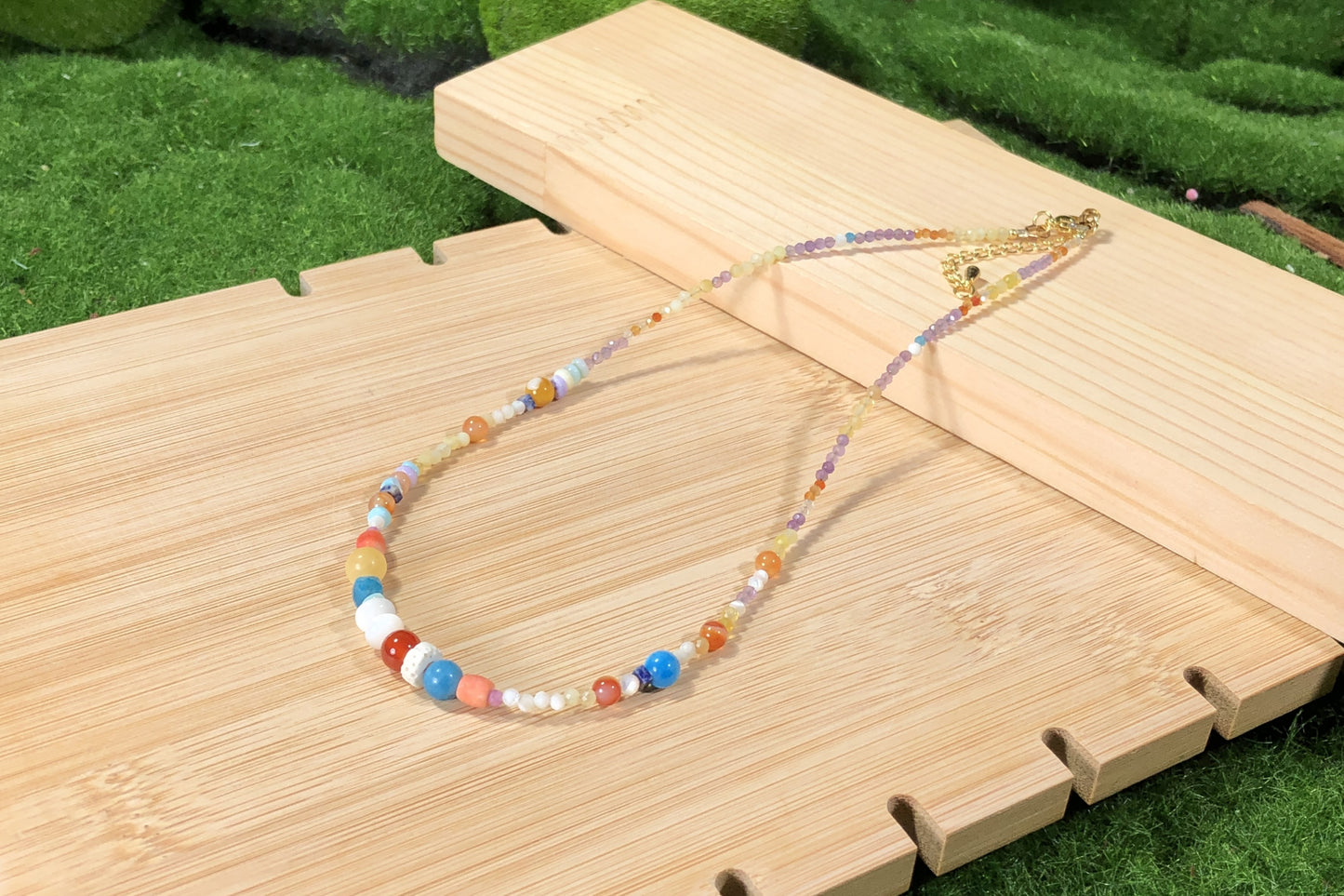 Eine handgefertigte Halskette mit Kristall, Achat und anderen farbigen Edelsteinen.