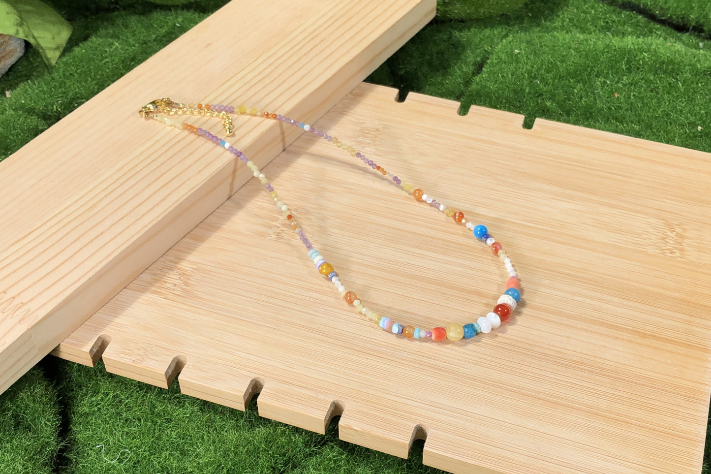 Eine handgefertigte Halskette mit Kristall, Achat und anderen farbigen Edelsteinen.