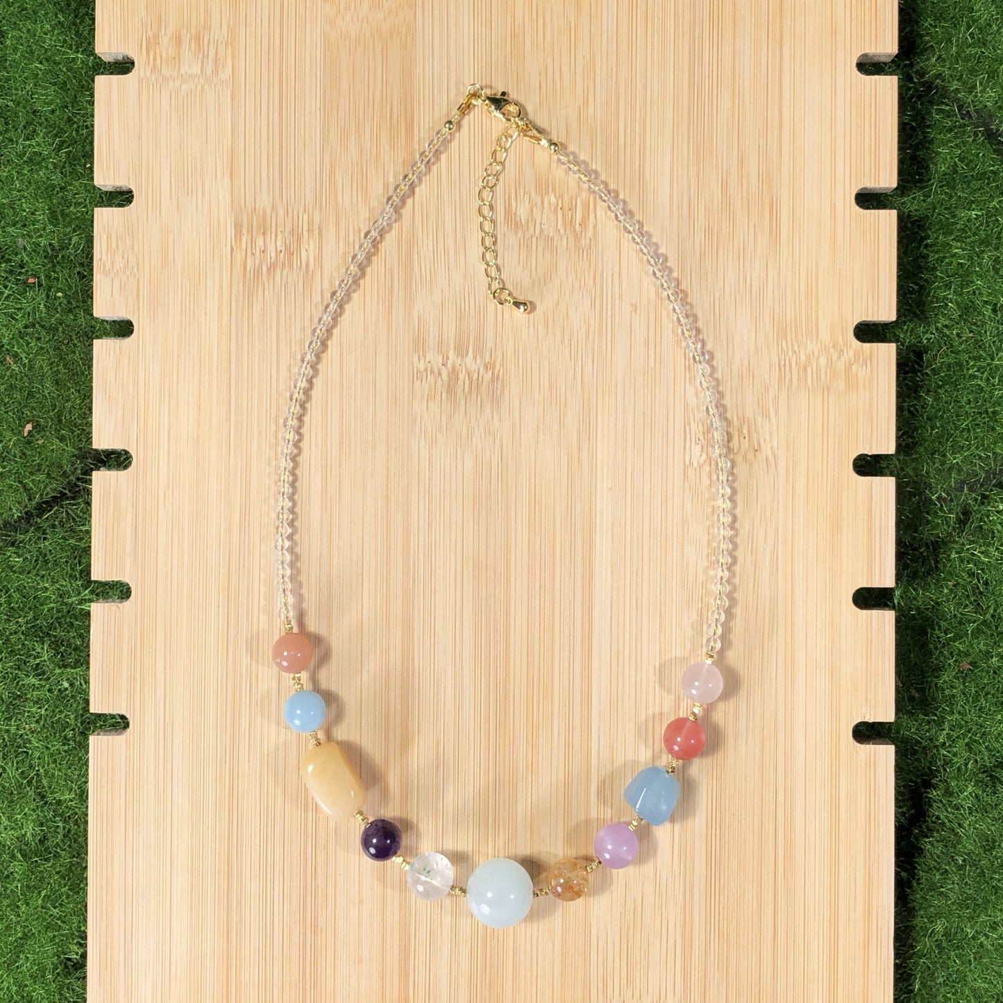 Halskette aus natürlichem Aquamarin und anderen Edelsteinen, 14-karätig vergoldete Messingkette, handgefertigt.