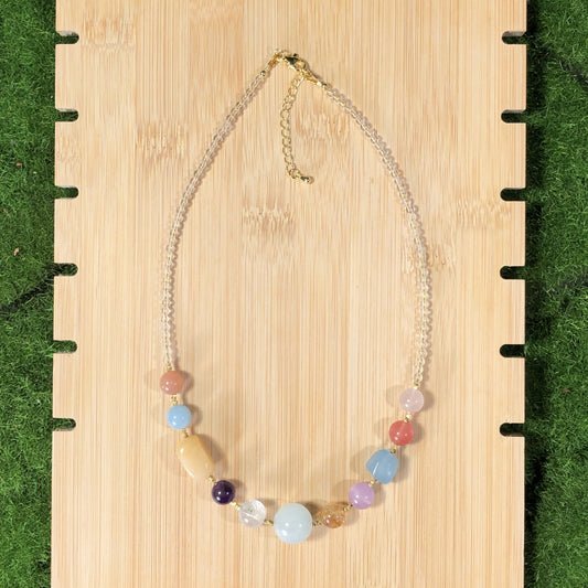 Halskette aus natürlichem Aquamarin und anderen Edelsteinen, 14-karätig vergoldete Messingkette, handgefertigt.