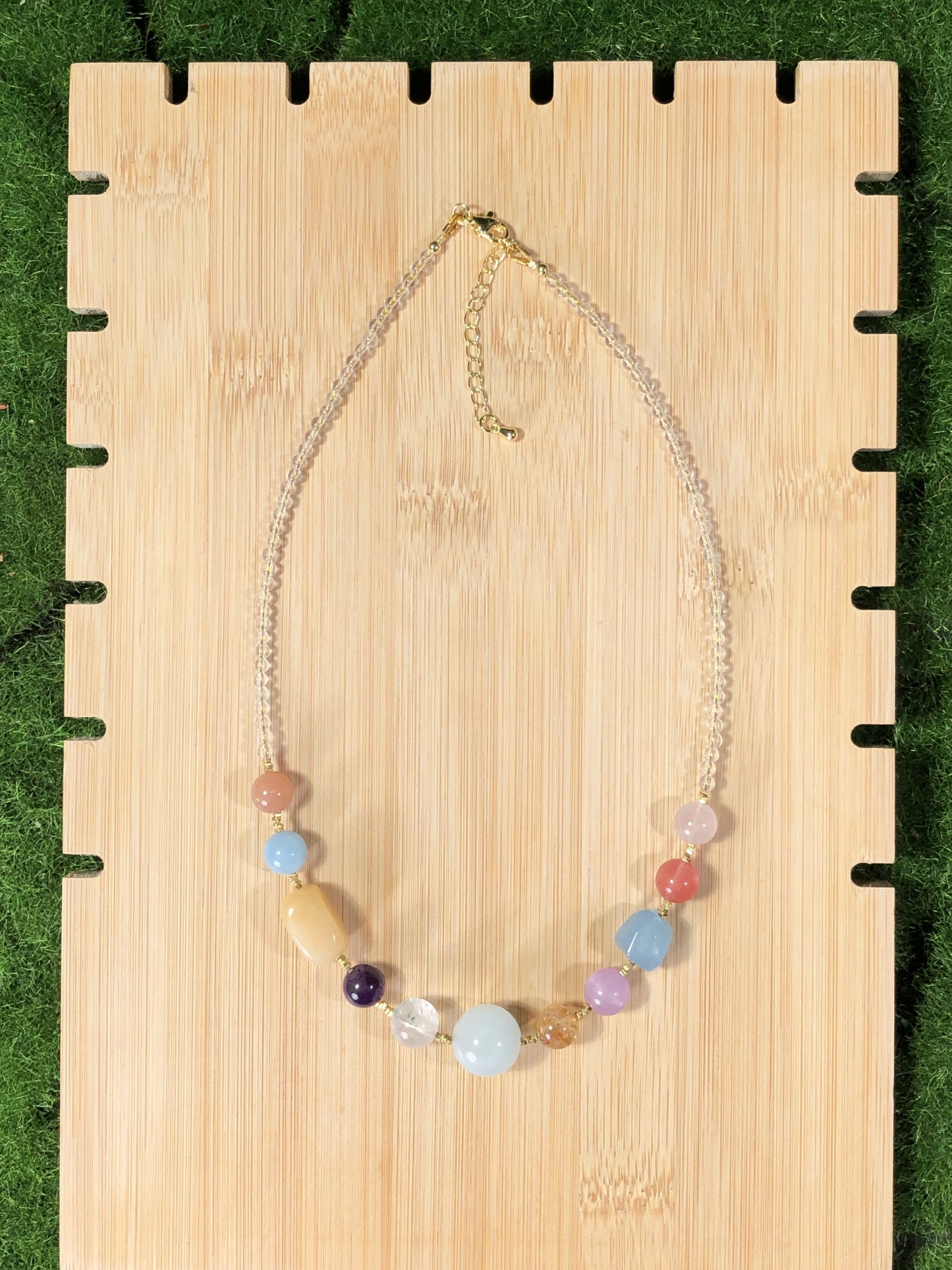 Halskette aus natürlichem Aquamarin und anderen Edelsteinen, 14-karätig vergoldete Messingkette, handgefertigt.