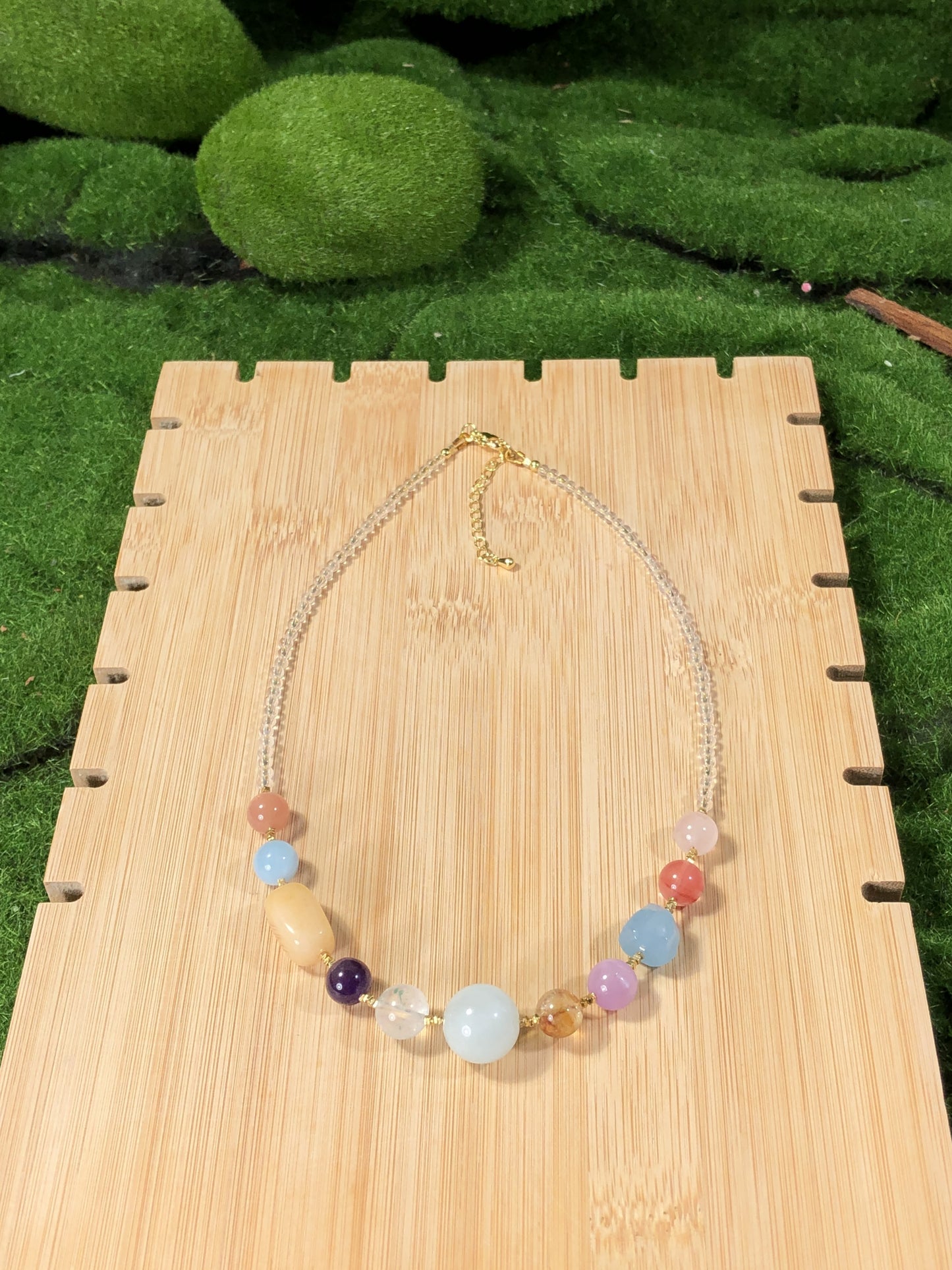 Halskette aus natürlichem Aquamarin und anderen Edelsteinen, 14-karätig vergoldete Messingkette, handgefertigt.