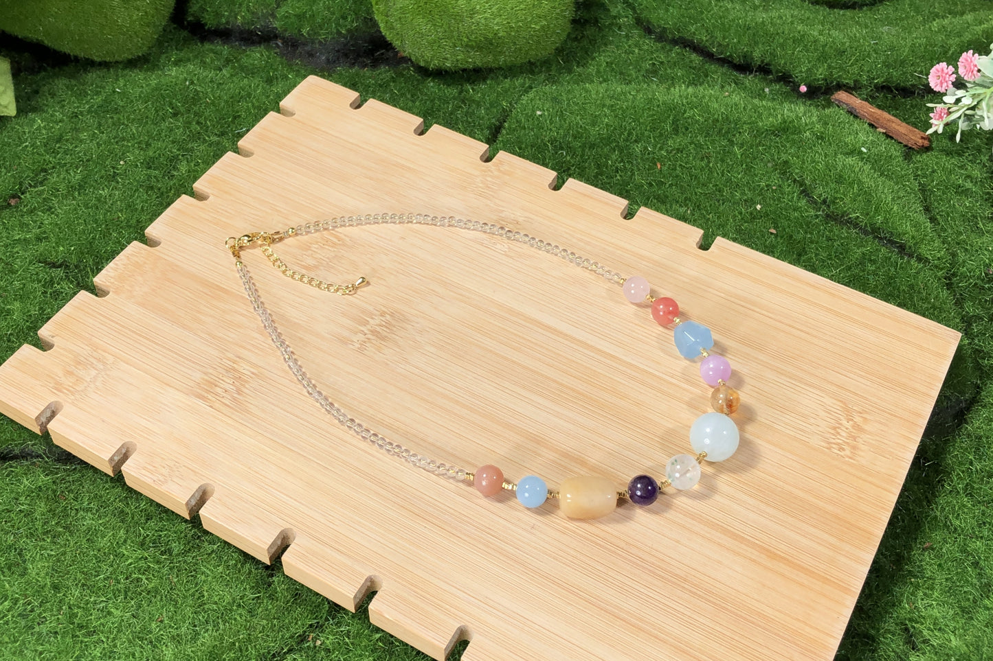 Halskette aus natürlichem Aquamarin und anderen Edelsteinen, 14-karätig vergoldete Messingkette, handgefertigt.