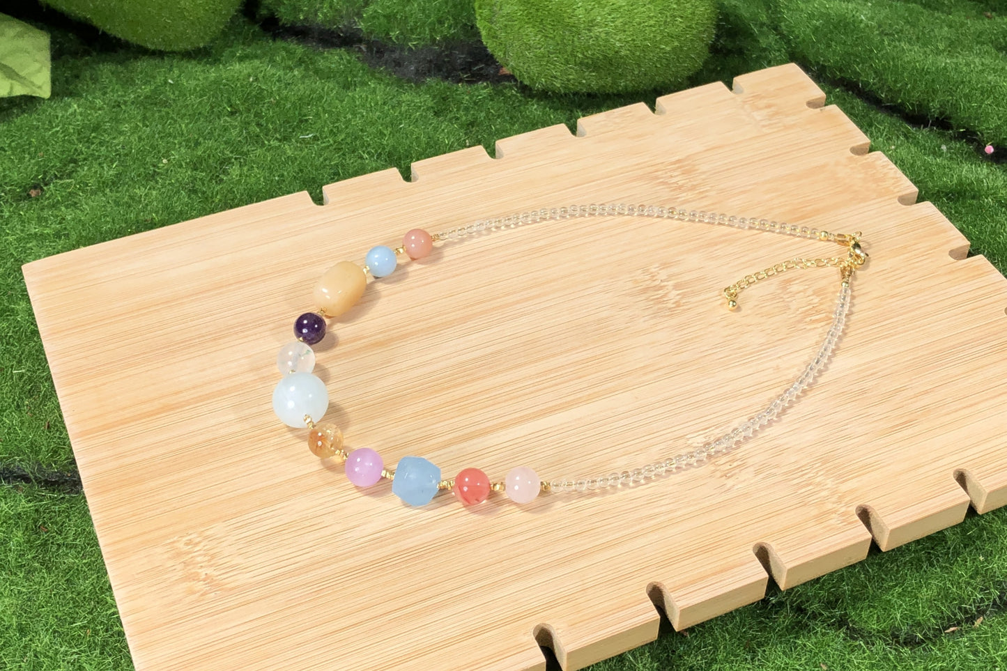 Halskette aus natürlichem Aquamarin und anderen Edelsteinen, 14-karätig vergoldete Messingkette, handgefertigt.