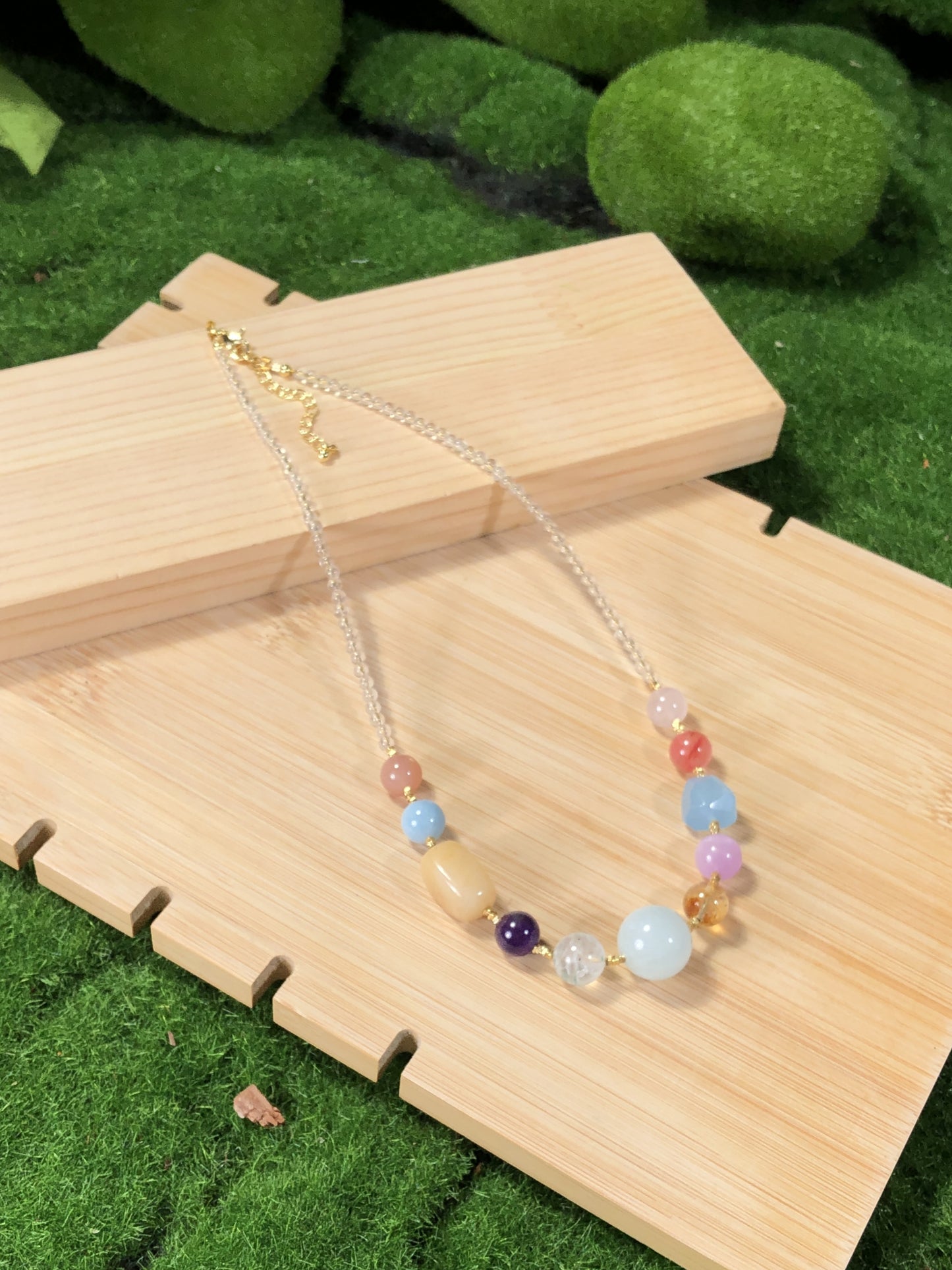 Halskette aus natürlichem Aquamarin und anderen Edelsteinen, 14-karätig vergoldete Messingkette, handgefertigt.