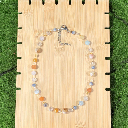 Farbige Edelsteinkette aus Kristall, Achat, Aquamarin und anderen Edelsteinen, handgefertigt.