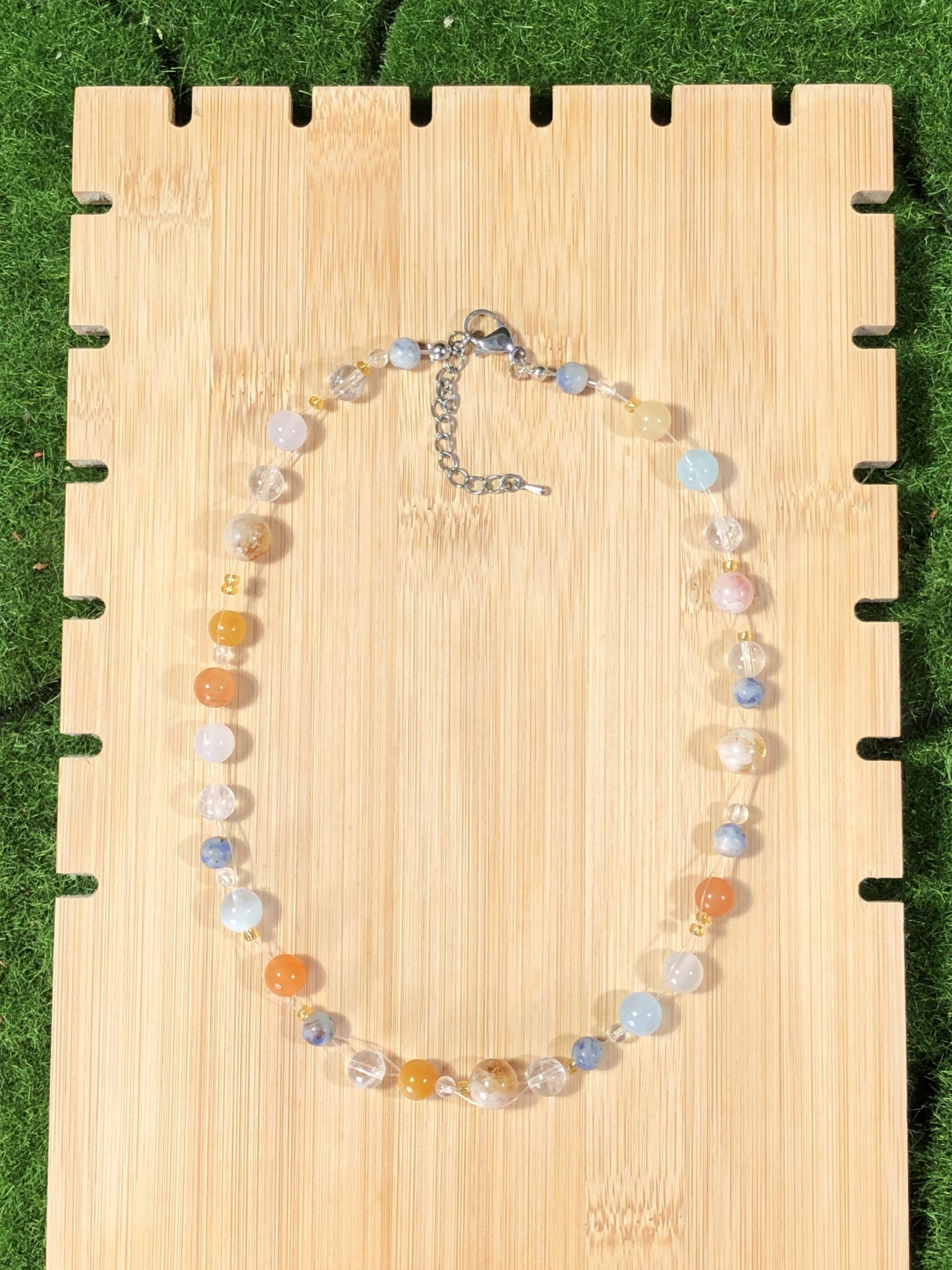 Farbige Edelsteinkette aus Kristall, Achat, Aquamarin und anderen Edelsteinen, handgefertigt.