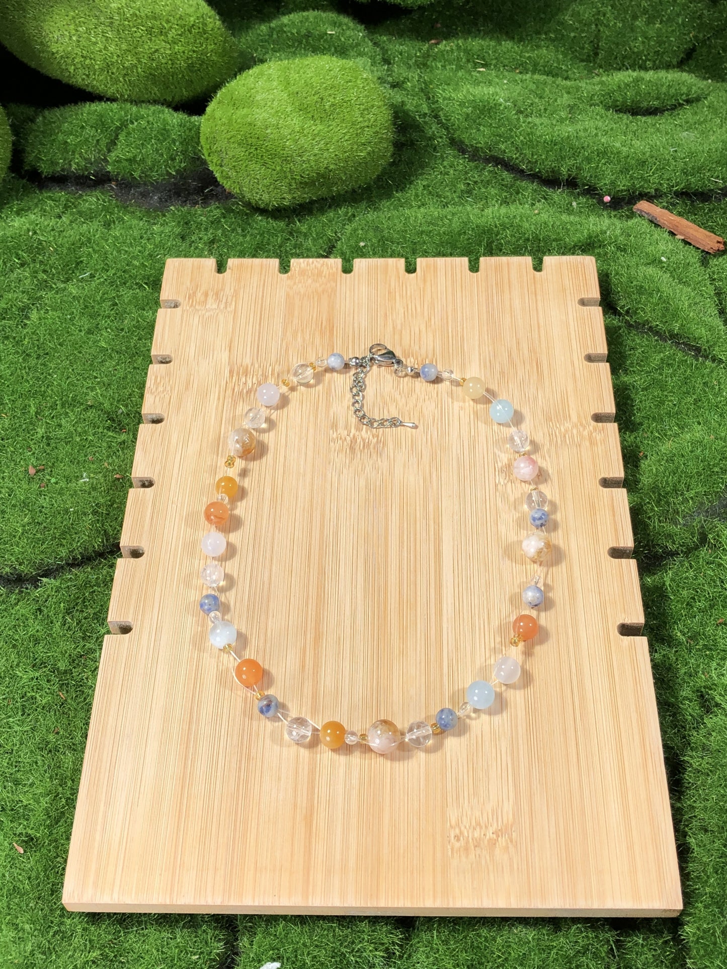 Farbige Edelsteinkette aus Kristall, Achat, Aquamarin und anderen Edelsteinen, handgefertigt.