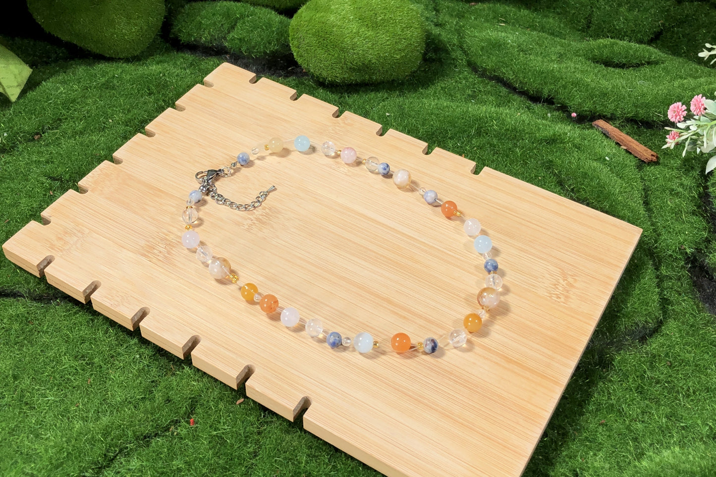 Farbige Edelsteinkette aus Kristall, Achat, Aquamarin und anderen Edelsteinen, handgefertigt.