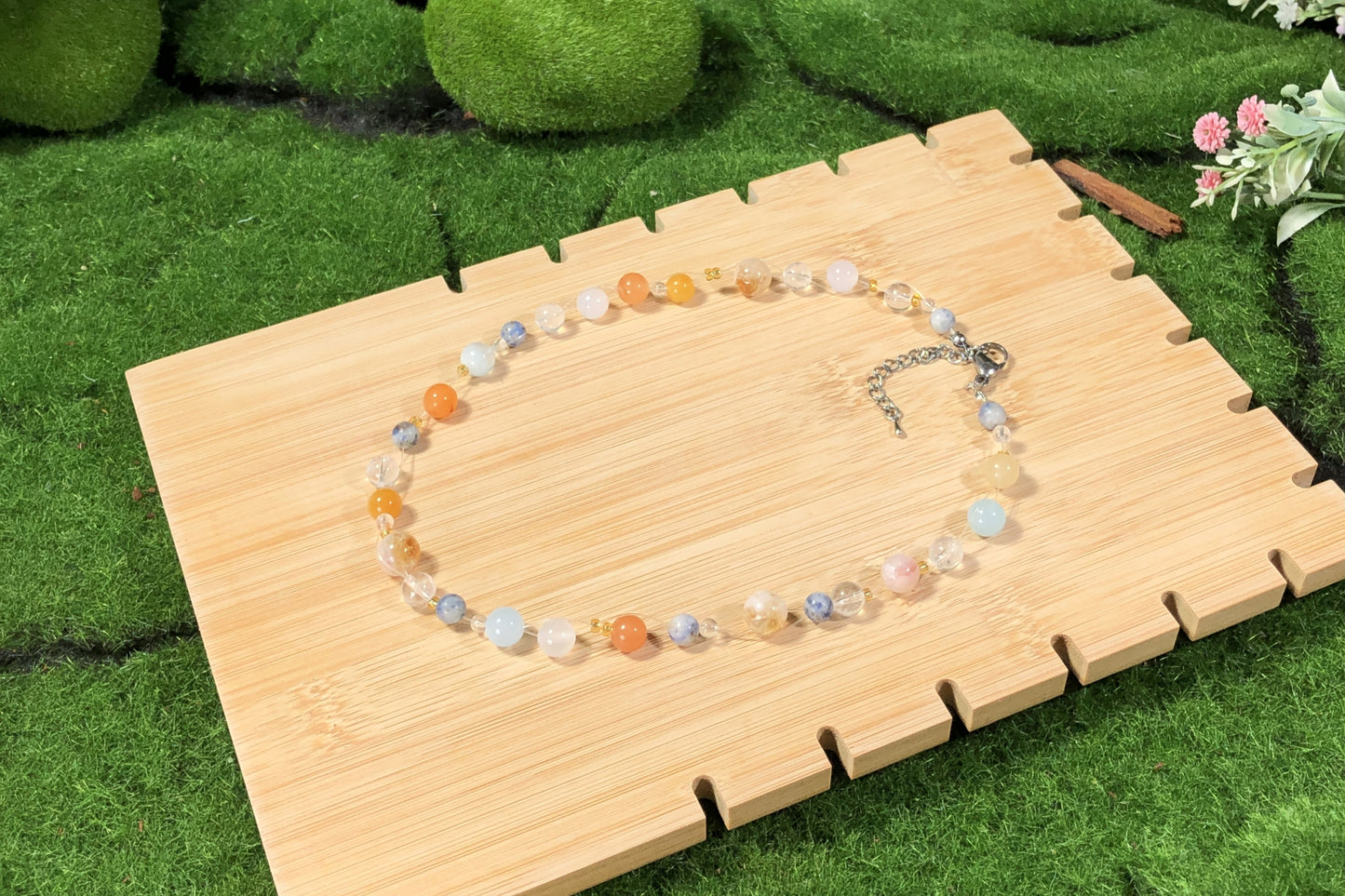 Farbige Edelsteinkette aus Kristall, Achat, Aquamarin und anderen Edelsteinen, handgefertigt.