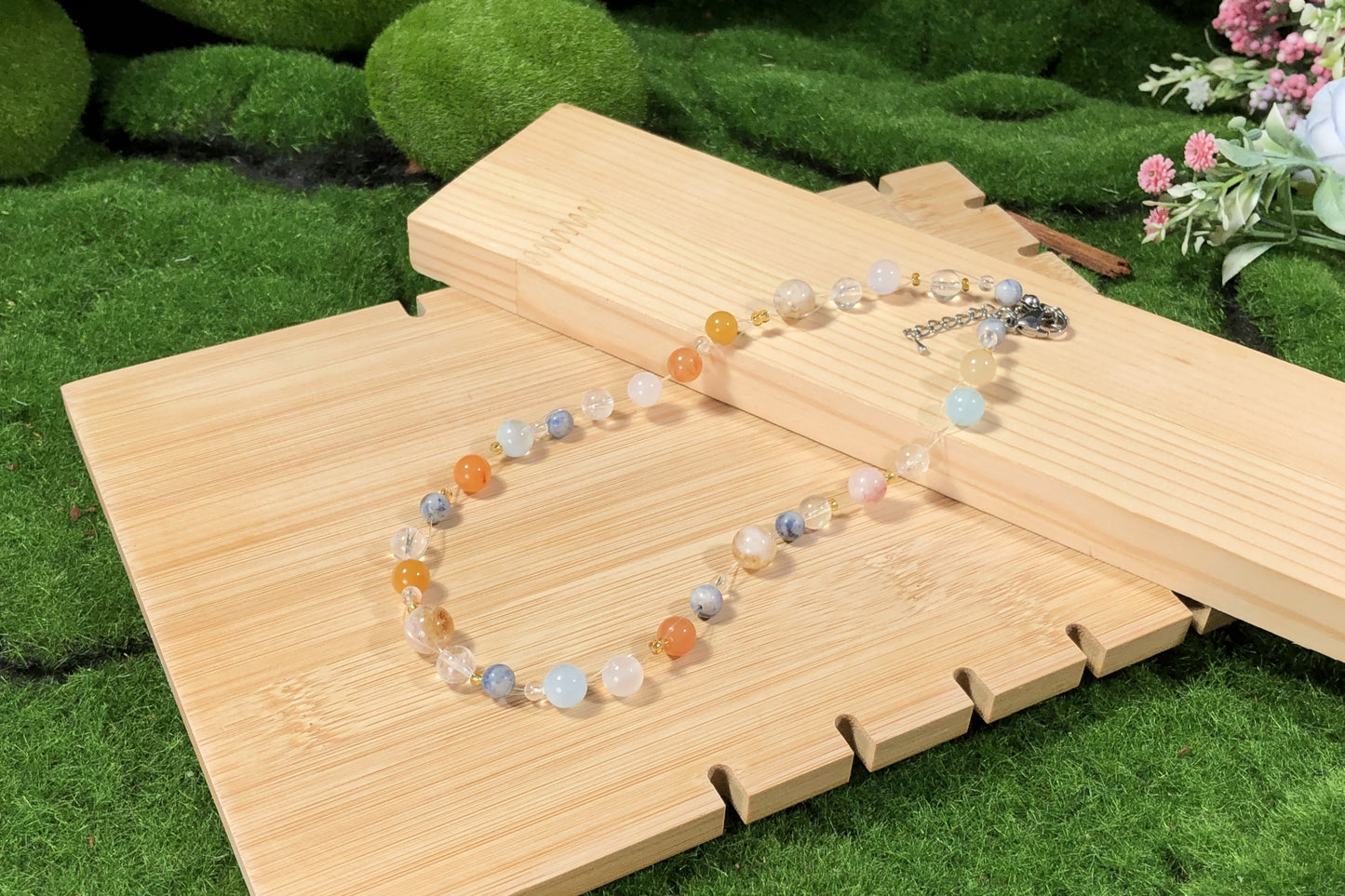 Farbige Edelsteinkette aus Kristall, Achat, Aquamarin und anderen Edelsteinen, handgefertigt.