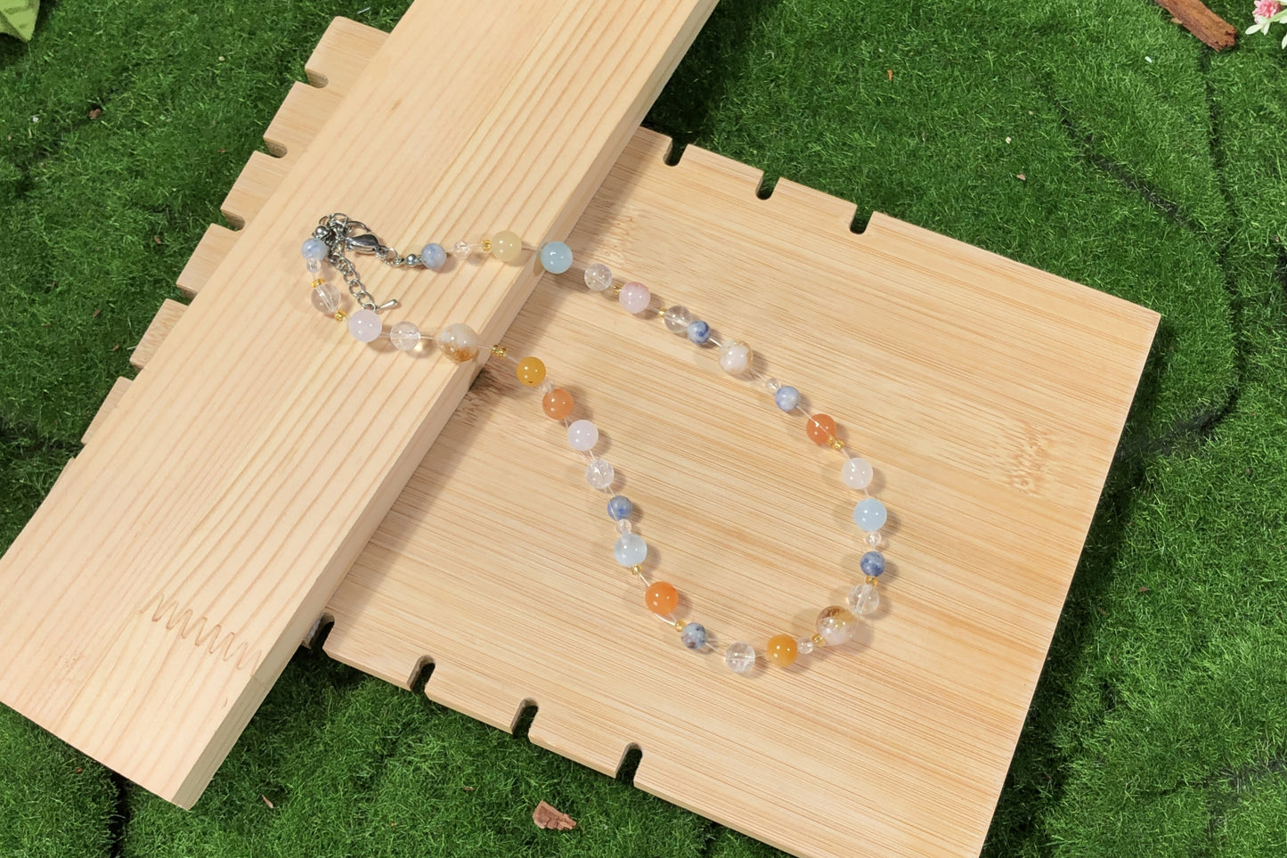 Farbige Edelsteinkette aus Kristall, Achat, Aquamarin und anderen Edelsteinen, handgefertigt.