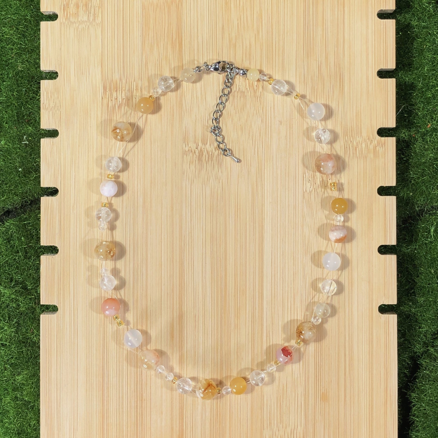 Eine Vielfalt an farbigen Edelsteinketten mit Kristall, Achat, Aquamarin und anderen Edelsteinen, alle handgefertigt.