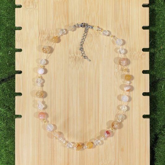 Eine Vielfalt an farbigen Edelsteinketten mit Kristall, Achat, Aquamarin und anderen Edelsteinen, alle handgefertigt.