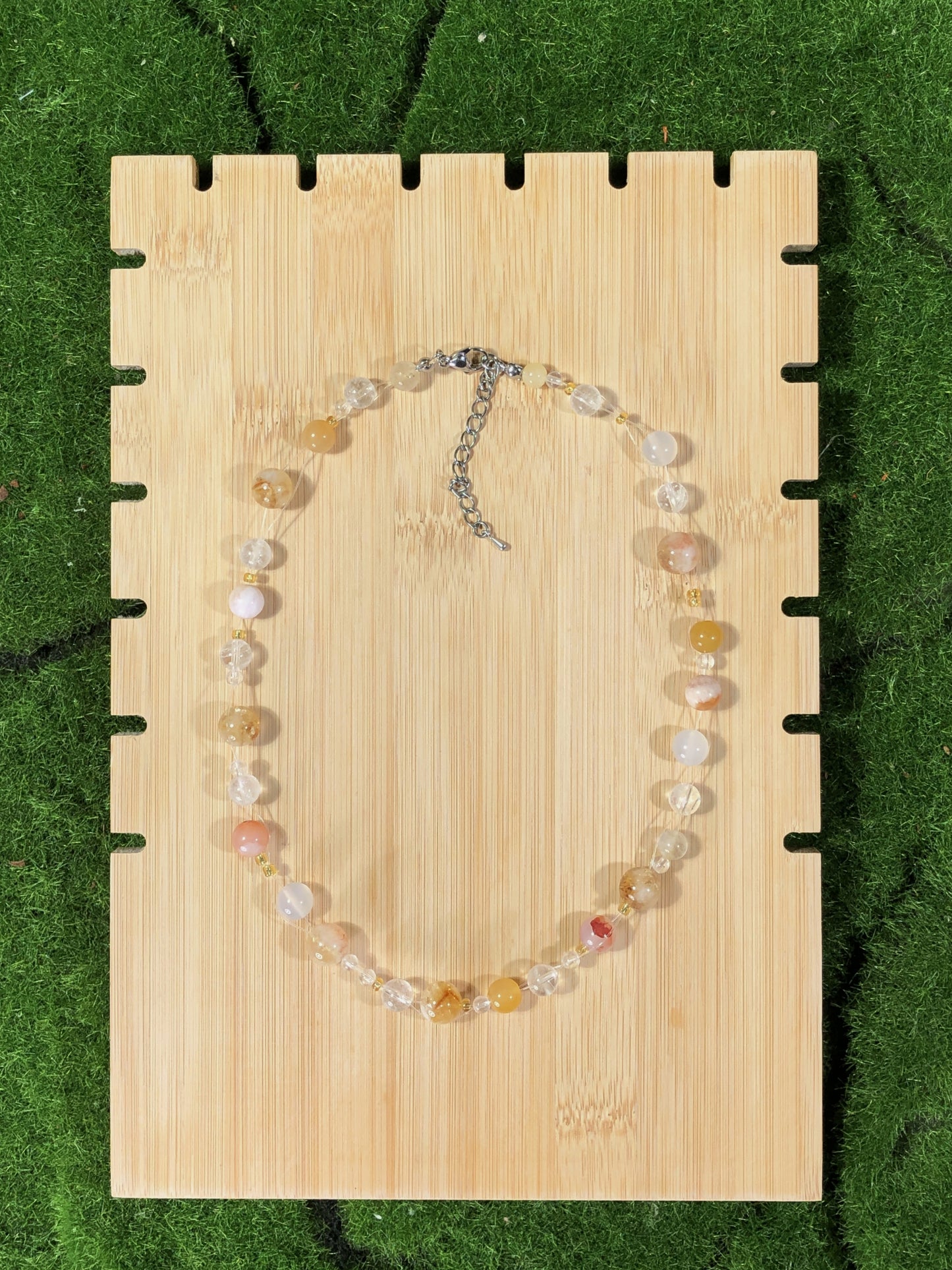 Eine Vielfalt an farbigen Edelsteinketten mit Kristall, Achat, Aquamarin und anderen Edelsteinen, alle handgefertigt.