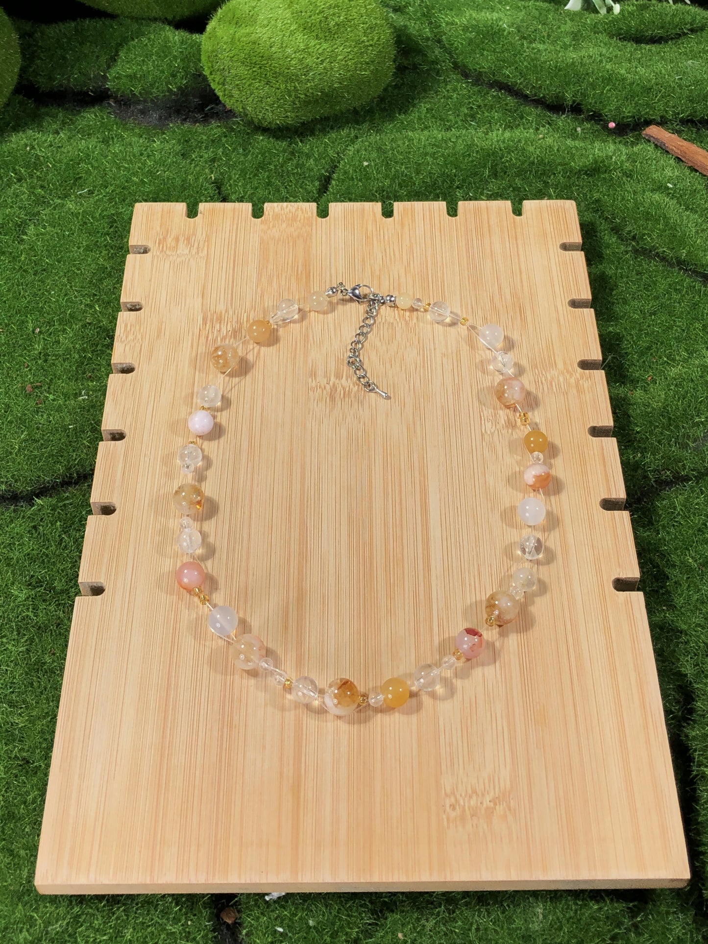 Eine Vielfalt an farbigen Edelsteinketten mit Kristall, Achat, Aquamarin und anderen Edelsteinen, alle handgefertigt.