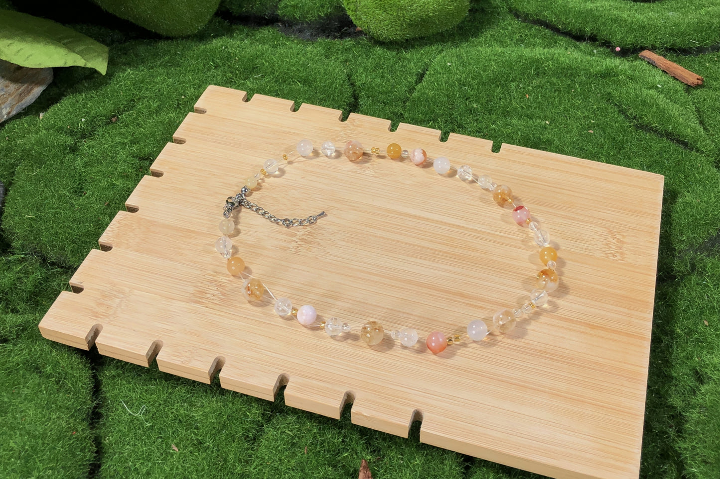 Eine Vielfalt an farbigen Edelsteinketten mit Kristall, Achat, Aquamarin und anderen Edelsteinen, alle handgefertigt.