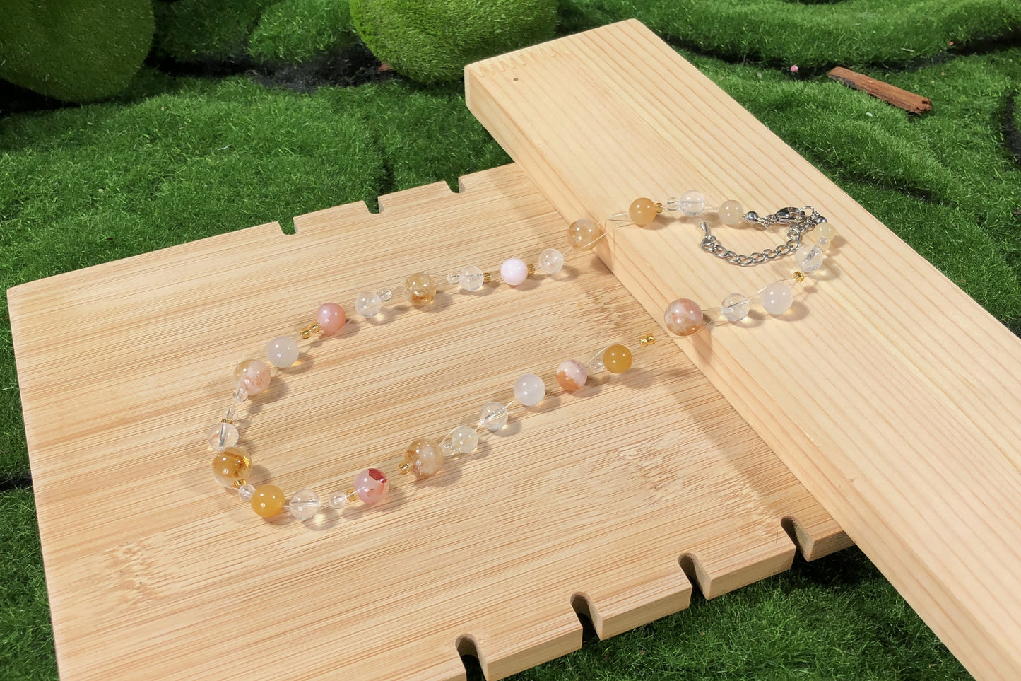 Eine Vielfalt an farbigen Edelsteinketten mit Kristall, Achat, Aquamarin und anderen Edelsteinen, alle handgefertigt.