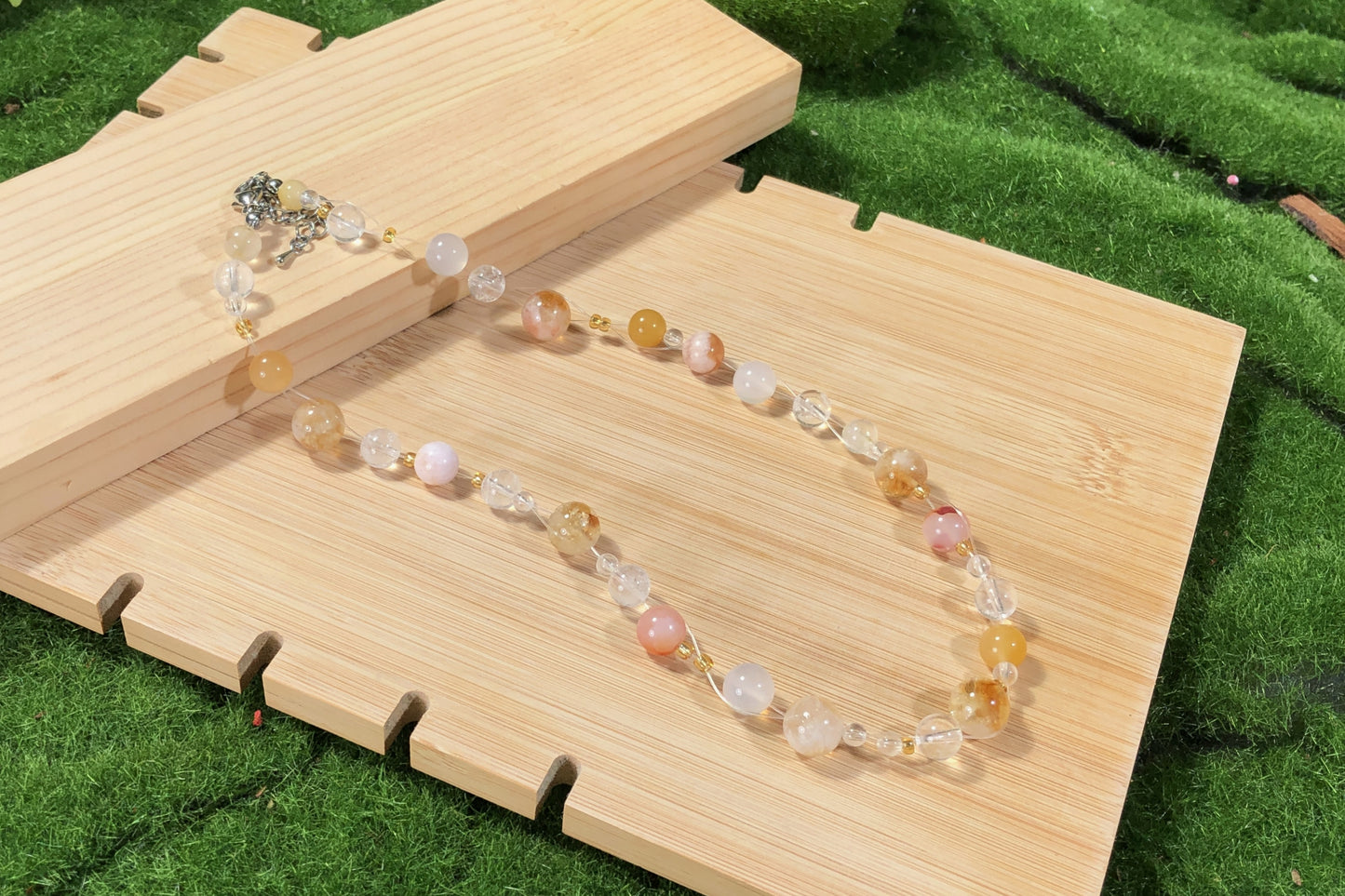 Eine Vielfalt an farbigen Edelsteinketten mit Kristall, Achat, Aquamarin und anderen Edelsteinen, alle handgefertigt.