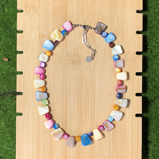 Bunte Muschelkette, handgefertigt