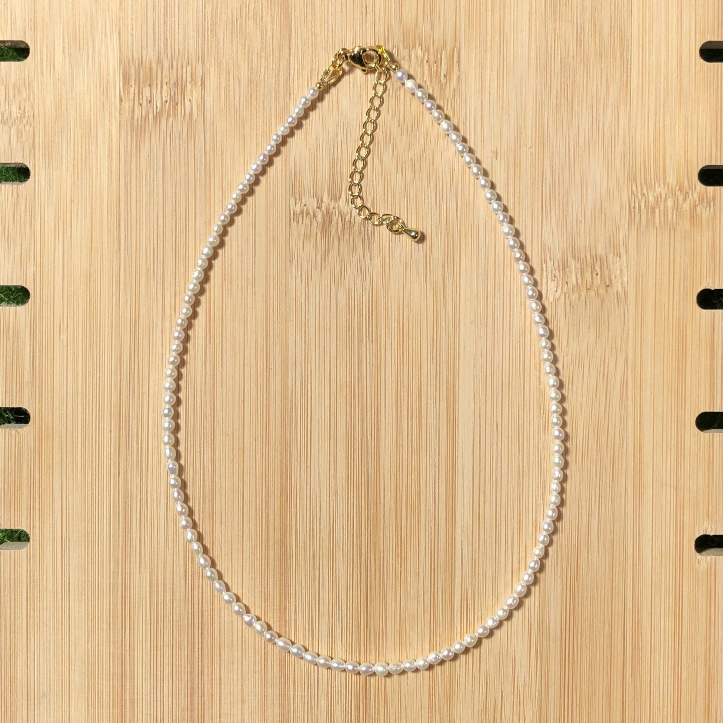 Halskette aus natürlichen Süßwasserperlen, kupferplattiert mit 14-karätigem Gold, handgefertigt.