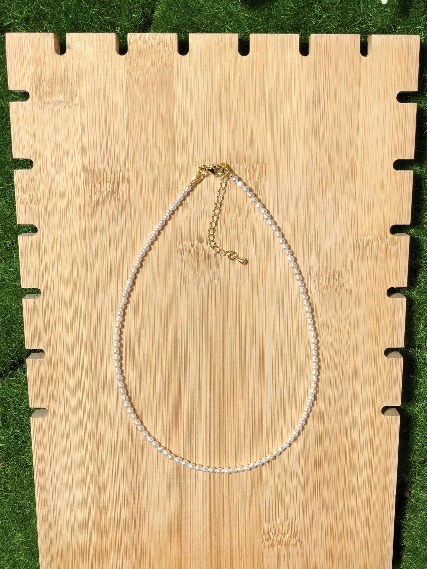 Halskette aus natürlichen Süßwasserperlen, kupferplattiert mit 14-karätigem Gold, handgefertigt.