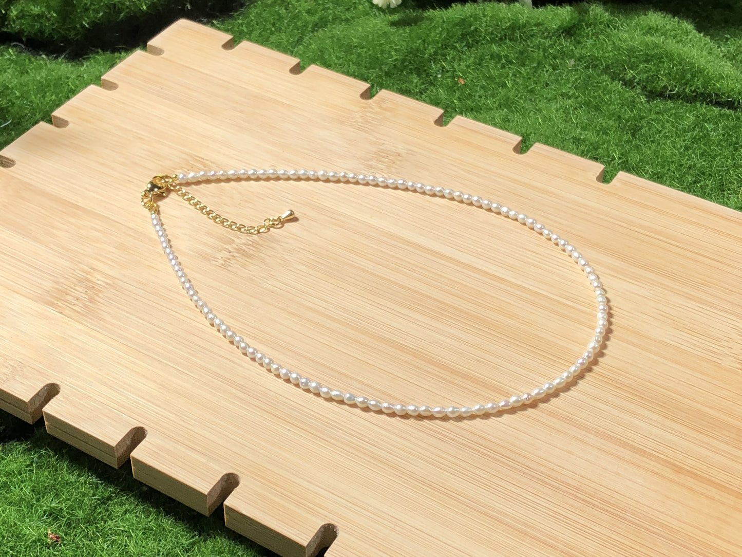 Halskette aus natürlichen Süßwasserperlen, kupferplattiert mit 14-karätigem Gold, handgefertigt.