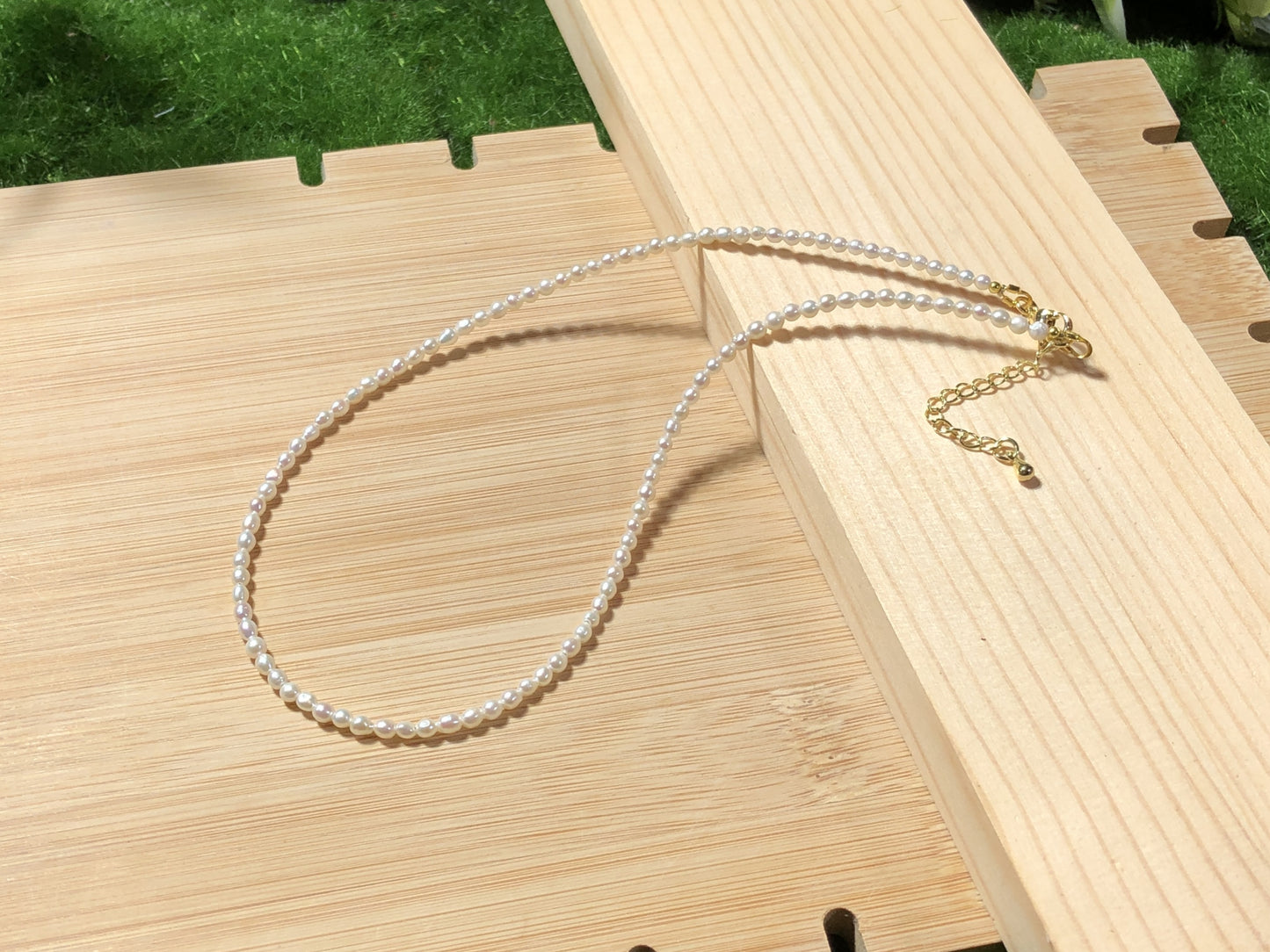 Halskette aus natürlichen Süßwasserperlen, kupferplattiert mit 14-karätigem Gold, handgefertigt.