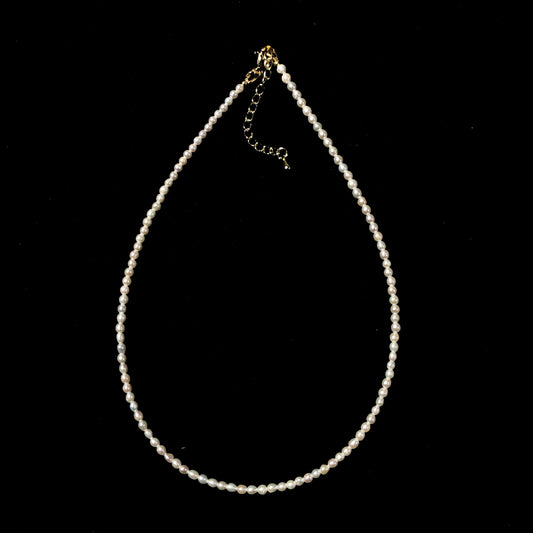 Halskette aus natürlichen Süßwasserperlen, kupferplattiert mit 14-karätigem Gold, handgefertigt.